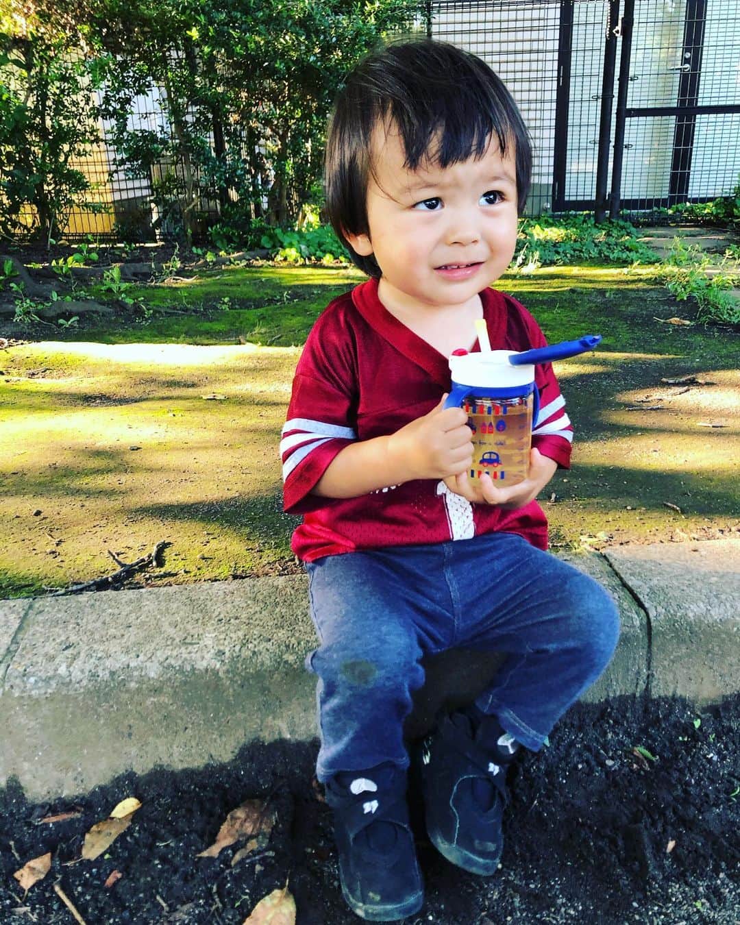 岡田義徳さんのインスタグラム写真 - (岡田義徳Instagram)「我が子の写真を撮っていると、たまに出てくる変な顔。 これがまた楽しいんです。  #我が子#変顔#公園#お散歩#楽し#岡田義徳」7月4日 12時16分 - yoshinori_okada_44
