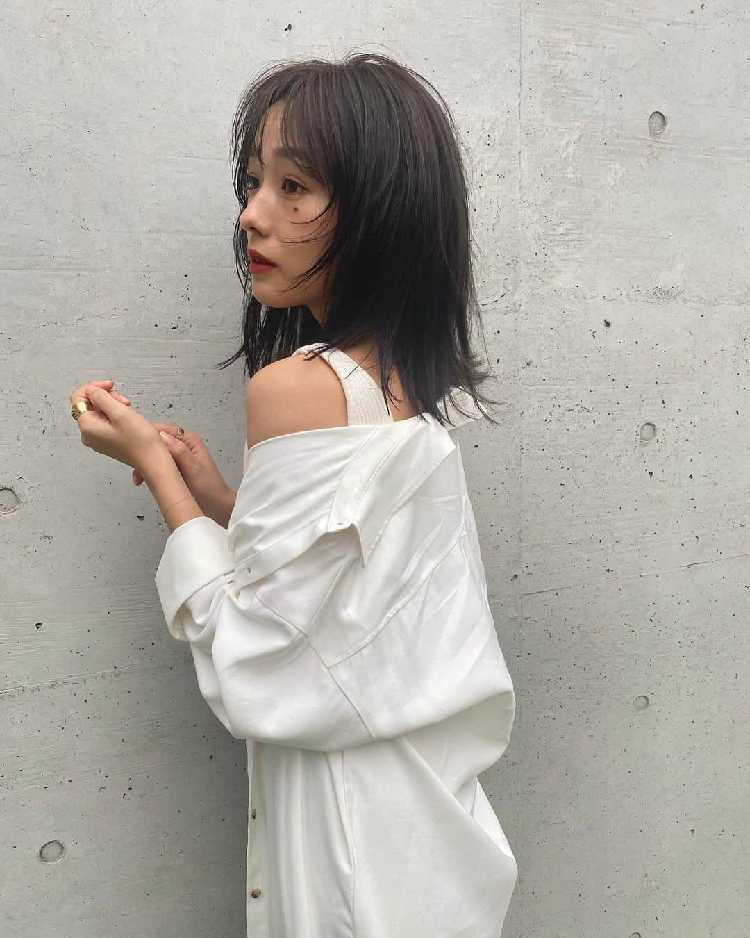 前田希美（まえのん）さんのインスタグラム写真 - (前田希美（まえのん）Instagram)「お仕事で久々の暗髪にしました。 #モカブラウン というカラーです。 (4枚目からＮＯフィルターです。 色味の参考になったら嬉しいです☺︎︎)  今回もSHIMA原宿店の伊藤恵一さんに お願いしました。  伊藤さんにお願いする時は いつも基本お任せです。  今回のオーダーは 「暗めで」のたった一言です。笑  それくらい求めてるもの、 その人に似合うものを、 いつも計算して作ってくださいます。  暗髪なのに透明感がすごくて 理想的なカラーになりました。 そして、のんてぃーずに好評の ウルフカットも健在です🐺  伊藤さんありがとうございました。  皆さんも真似してみてくださいね♡  #shima #shimaharajuku #shima原宿  #伊藤恵一 #newcolor #hairstyle #ロブ  #ロブアレンジ #ロブヘア #モカブラウンカラー #ウルフカット #ソフトウルフ」7月4日 12時19分 - maeda_nozomi