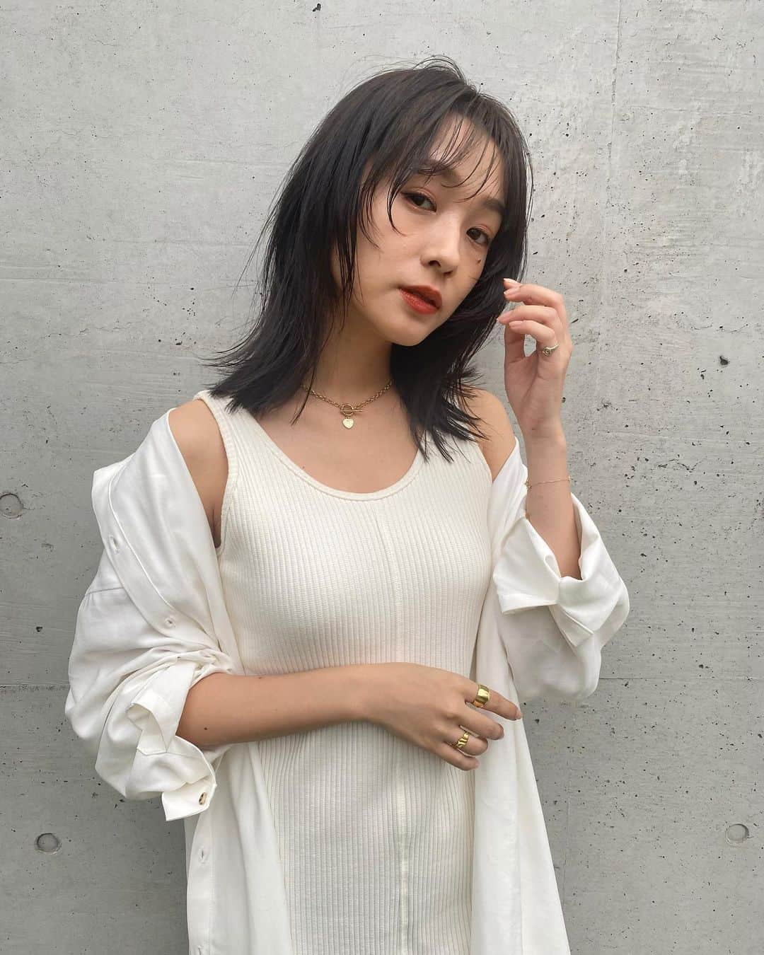 前田希美（まえのん）さんのインスタグラム写真 - (前田希美（まえのん）Instagram)「お仕事で久々の暗髪にしました。 #モカブラウン というカラーです。 (4枚目からＮＯフィルターです。 色味の参考になったら嬉しいです☺︎︎)  今回もSHIMA原宿店の伊藤恵一さんに お願いしました。  伊藤さんにお願いする時は いつも基本お任せです。  今回のオーダーは 「暗めで」のたった一言です。笑  それくらい求めてるもの、 その人に似合うものを、 いつも計算して作ってくださいます。  暗髪なのに透明感がすごくて 理想的なカラーになりました。 そして、のんてぃーずに好評の ウルフカットも健在です🐺  伊藤さんありがとうございました。  皆さんも真似してみてくださいね♡  #shima #shimaharajuku #shima原宿  #伊藤恵一 #newcolor #hairstyle #ロブ  #ロブアレンジ #ロブヘア #モカブラウンカラー #ウルフカット #ソフトウルフ」7月4日 12時19分 - maeda_nozomi