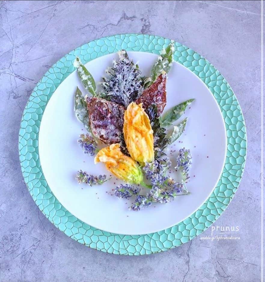 フランス大使館さんのインスタグラム写真 - (フランス大使館Instagram)「【今日の一皿🍽️】 ベニエドゥフルールは、夏野菜ズッキーニの花の天ぷらです🌼南仏でよく見かけるこの料理は🇫🇷だけではなく🇮🇹などでも食される大人気のレシピです。そのまま塩だけでシンプルに食べるのも、お花の中にフロマージュや肉をつめるのもOK。楽しみ方はそれぞれです✨ 📷: @momo_prunus  . . . Dans l’assiette 🍽 : les beignets de fleur sont le plus souvent préparés comme des tempura avec des fleurs de courgette. 🌼  Très apprécié dans le sud de la France, ce plat est aussi répandu en Italie. Il est possible de déguster les beignets en les saupoudrant simplement de sel ou en y ajoutant du fromage ou de la viande. ✨ 📷: @momo_prunus」7月4日 12時19分 - ambafrancejp