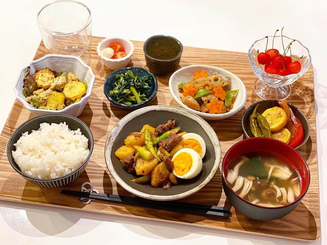 姫野れみのインスタグラム：「#石毛家の食卓 👨🏿‍🍳♡ 昨日の夜ご飯は冷蔵庫にあったもので🍴 夫は夏野菜の焼き浸しにハマっているので 食材を変えたりしながら最近は毎日出しています😂 日々食材を多く使うように心がけているので 余ってしまった野菜などが多くある時は レシピを置き換えて作ってみたりすると 意外とその方が好みだったり栄養もより高く取れて 今後そのレシピで作るようになったり...✨ 新しい発見があるので面白いです☺️♡  🐄#牛モモ肉とアスパラとじゃがいものオイスター炒め 🥕#筑前煮 🥗#マッシュサラダ (ハーブチキン/アボカド/トマト/サツマイモ/かぼちゃ/ミックスナッツ) 🌶#夏野菜の焼き浸し 🥬#空芯菜炒め 🌊#もずく酢 🍅#カプレーゼ 🍚#白米 🍲#ワカメとしめじのスープ 🍒#佐藤錦  #サッカー選手のごはん #アスリートフードマイスター #アスリート飯 #料理 #和食 #夕食 #夕飯 #夜ご飯 #晩ごはん #夜ご飯 #夜ごはん #和食ごはん #手作り料理 #手作りごはん #おうちごはん #レシピ #dinner #food #cooking」