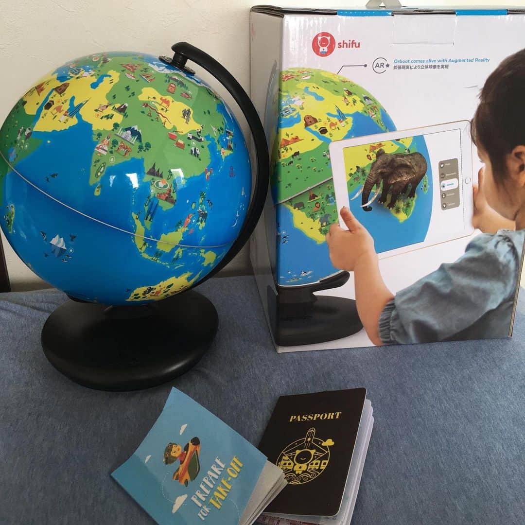 葵さんのインスタグラム写真 - (葵Instagram)「最近の息子は地図に興味があり、日本の47都道府県はすべて覚え今は世界地図や国旗に夢中(^^)  そこで、今までは本や紙、パズルなどの平面状の地図を見ていましたが、はじめての地球儀を観察！！  「飛び出す！すごい知育地球儀Shifu Orboot シーフオーブート」  楽天おもちゃ大賞2019で、 「我が子が夢中　ぞっこんおもちゃ大賞」を地球儀Shifu Orbootが獲得しています。 @globalasiapartners  こちらの地球儀は普通の地球儀とは違うんです！！ スマホやタブレットでまず専用アプリをダウンロードします。 最先端AR技術を用いて、世界中の美味しい郷土料理や、珍しい動物、有名な建などまで学べるんです！ ３Dで立体表示されるのでこれは知識もつくし楽しい^_^  今年は自粛中で海外旅行にも行けないので、これでバーチャル旅行体験しよう✈️ パスポートもついていて旅行気分〜💖  #ママ#パパ#おばあちゃん #おじいちゃん #子育て #育児 #孫 #地球儀 #知育玩具 #ママガール #mamagirl #iPad #おもちゃ #おしゃれ #プレゼント #インテリア #小学生 #幼稚園 #保育園 #shifu #orboot  #plugo #count #link #playshifu #おうち時間 #おうち時間で学ぼう #子供部屋」7月4日 12時33分 - dolphin_coconut