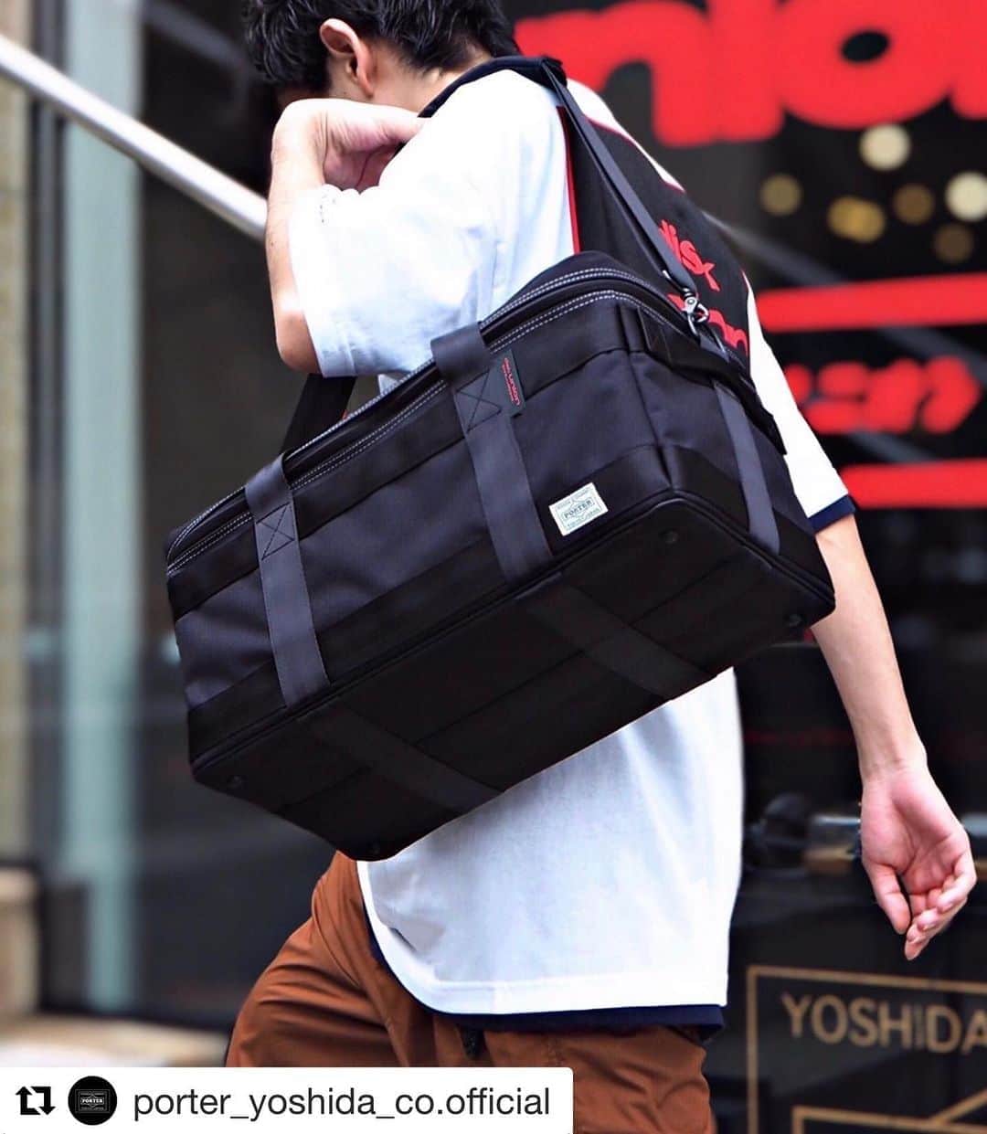 のインスタグラム：「ポップアップイベントはいよいよ7月6日(月)までだよ。コラボレーションバッグは店頭で触れてチェックしてみてね。  #Repost @porter_yoshida_co.official with @get_repost ・・・ diskunion × PORTER  PORTER OMOTESANDO the PORTER Gallery 1にて開催中の、1941年の創立以来コアな音楽ファンを獲得し続けるレコードショップ「diskunion（ディスクユニオン）」のイベントが7月6日(月)までとなりました。  期間中はdiskunionがセレクトしたレコードの展示や販売のほか、レコードプレーヤーや関連書籍・雑貨、イベントを記念して製作したdiskunion × PORTERのコラボレーションアイテムを展開しています。  diskunion × PORTERのコラボレーションアイテムはオフィシャルオンラインストアでも好評発売中です。  2WAY レコードバッグ　￥34,500（税別） size：W430/H250/D230 （7インチレコードを約140枚収納可能）  2WAY トートバッグ　￥24,500（税別） size：W340/H340/D125 （LPレコードを約20枚収納可能）  #yoshidakaban #porter #luggagelabel #吉田カバン #ポーター #porteryoshida #porterflagshipstore #porterstand #porterexchange #px #kurachikabyporter #potr #madeinjapan #japan #instagood #instalike #instabag #omotesando #diskunion #record #dj #lprecord #7inch #2way #recordbag #reversible #totebag」