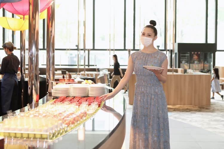 aya onoさんのインスタグラム写真 - (aya onoInstagram)「Hilton 名古屋の超贅沢ビュッフェ！！ 先日、ヒルトン名古屋1階「インプレイス3-3」のビュッフェの撮影にいってきました💓  絶賛開催中の夏メニューでは、新型コロナウイルスの影響で渦巻く昨今でも安心して楽しめる取り組み「ヒルトン・クリーンステイ」が始まっています。 今日紹介するのは 新サービス満載で新しい、ランチ＆ディナービュッフェ「インプレイス・ランチ＆ディナー」  暑い季節にも元気が出る豪快なビーフステーキから、食欲がわいてくる10種以上のスパイスを使用したヴィ―ガンカレー、レモンの風味が爽やかなスープなど、夏気分を堪能できるビュッフェ「インプレイス・ランチ＆ディナー」がスタートしました🌻   お料理の前には飛沫防止スクリーンが設置。目の前で焼き上げられるビーフステーキなどはシェフが取り分けてくれるので楽ちんで、安心ですね！   ビュッフェのコーナーも間隔をあけて並ぶ位置が記されているので、しっかりソーシャルディスタンスが取れますし、あらかじめ小皿に盛られているので、複数の人とトングを共有する必要がないので安全ですね💓 他のお客さんとも密集しないよう席と席との間もしっかり確保されているので、安心してゆったりビュッフェを楽しめました！！  #ヒルトン名古屋#ヒルトン名古屋ビュッフェ#名古屋ビュッフェ#新時代ビュッフェ#ソーシャルディスタンス#名古屋ランチ#名古屋ランチビュッフェ#名古屋ディナー#名古屋グルメ#名古屋スイーツ#名古屋スイーツビュッフェ#ヒルトンビュッフェ#大野彩」7月4日 12時49分 - onoaya_official