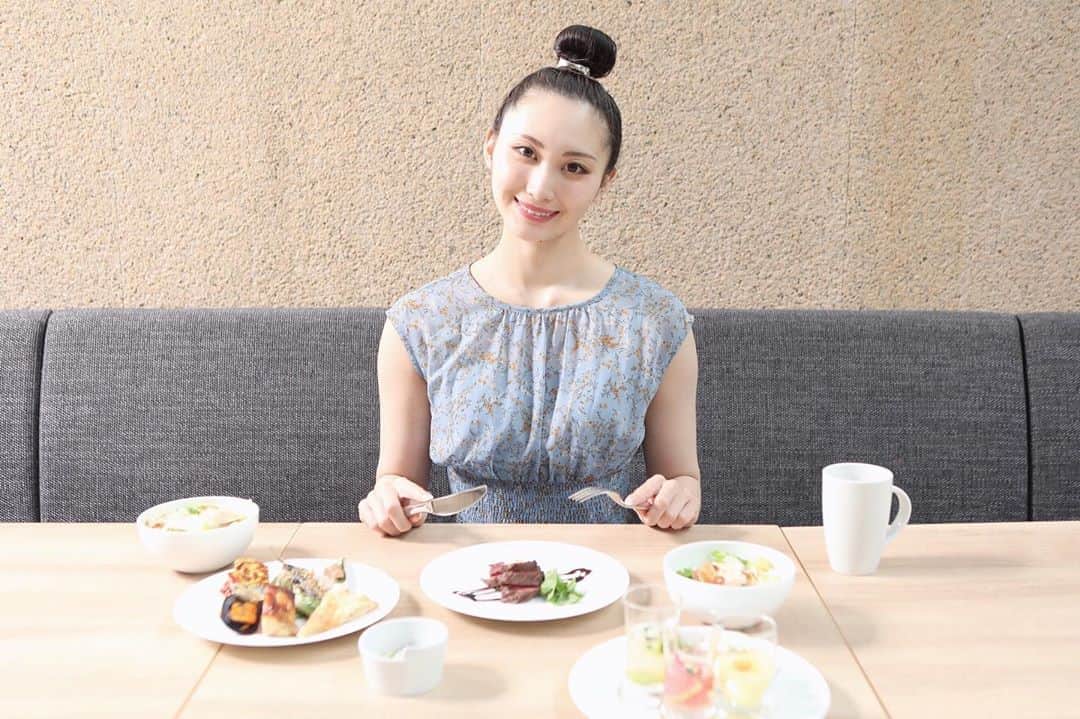 aya onoさんのインスタグラム写真 - (aya onoInstagram)「Hilton 名古屋の超贅沢ビュッフェ！！ 先日、ヒルトン名古屋1階「インプレイス3-3」のビュッフェの撮影にいってきました💓  絶賛開催中の夏メニューでは、新型コロナウイルスの影響で渦巻く昨今でも安心して楽しめる取り組み「ヒルトン・クリーンステイ」が始まっています。 今日紹介するのは 新サービス満載で新しい、ランチ＆ディナービュッフェ「インプレイス・ランチ＆ディナー」  暑い季節にも元気が出る豪快なビーフステーキから、食欲がわいてくる10種以上のスパイスを使用したヴィ―ガンカレー、レモンの風味が爽やかなスープなど、夏気分を堪能できるビュッフェ「インプレイス・ランチ＆ディナー」がスタートしました🌻   お料理の前には飛沫防止スクリーンが設置。目の前で焼き上げられるビーフステーキなどはシェフが取り分けてくれるので楽ちんで、安心ですね！   ビュッフェのコーナーも間隔をあけて並ぶ位置が記されているので、しっかりソーシャルディスタンスが取れますし、あらかじめ小皿に盛られているので、複数の人とトングを共有する必要がないので安全ですね💓 他のお客さんとも密集しないよう席と席との間もしっかり確保されているので、安心してゆったりビュッフェを楽しめました！！  #ヒルトン名古屋#ヒルトン名古屋ビュッフェ#名古屋ビュッフェ#新時代ビュッフェ#ソーシャルディスタンス#名古屋ランチ#名古屋ランチビュッフェ#名古屋ディナー#名古屋グルメ#名古屋スイーツ#名古屋スイーツビュッフェ#ヒルトンビュッフェ#大野彩」7月4日 12時49分 - onoaya_official