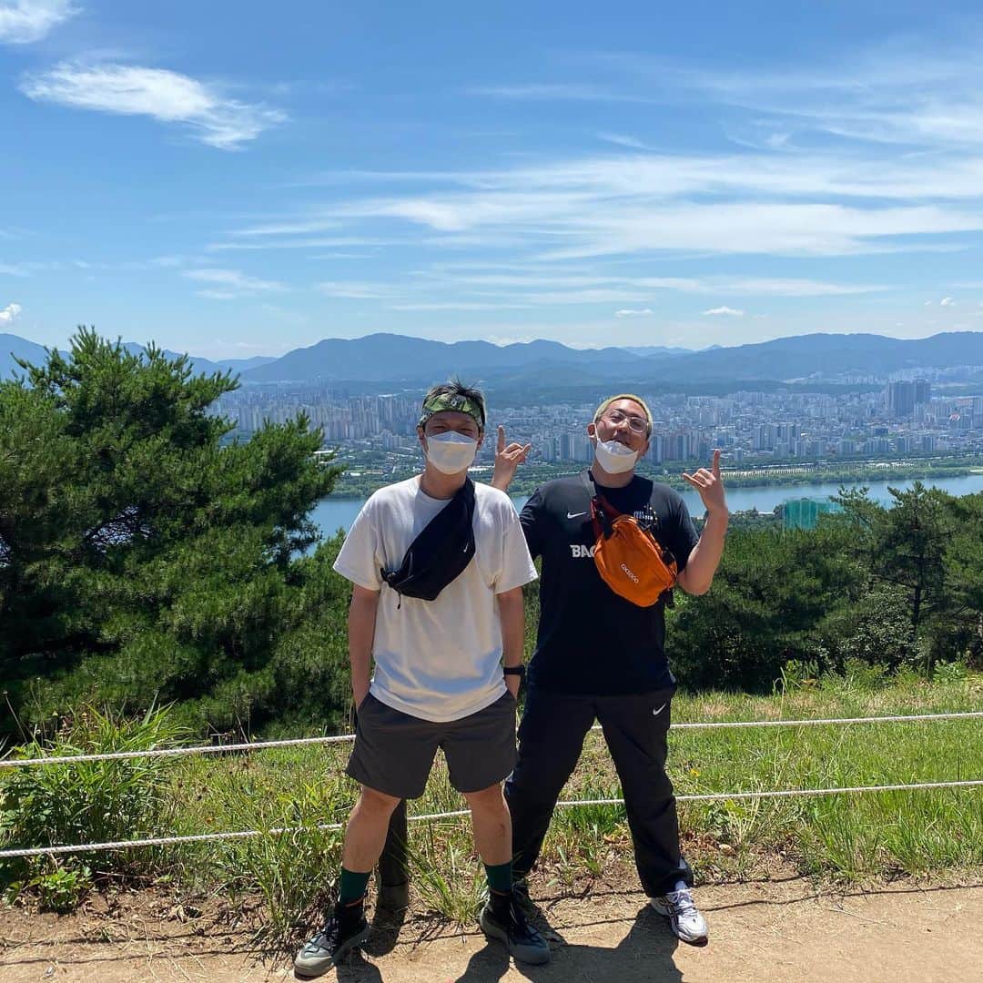 Paloaltoのインスタグラム：「1. 성공후 염따와 등산 (2020) 2. 성공전 염따와 등산 (2018)」