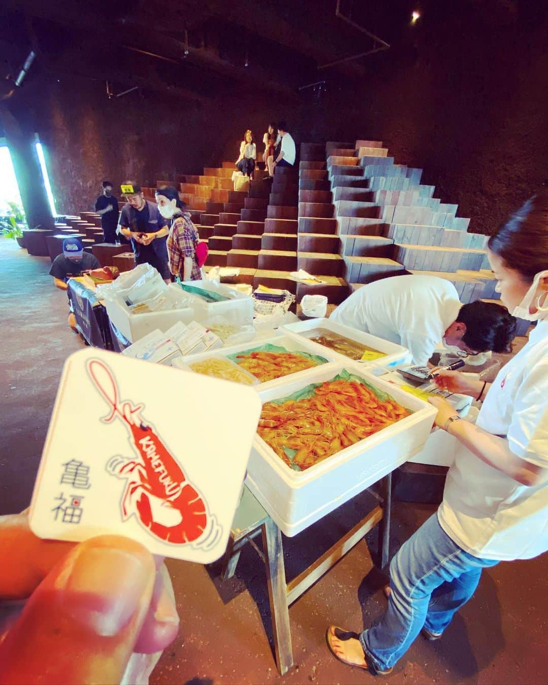 のインスタグラム：「Gyre fish market. 豊洲から表参道にお魚屋さん。生きることは食べること。食べることで生かされる。命の循環を考えつつ今夜の食卓も考える。#魚屋さんの秘伝レシピ聞けるよ #gyrefishmarket #gyrefood #eatripsoil #kamefuku #goodvibesonly #goodneighbors #gyrestyle #thisiatokyo #thisisjapan」