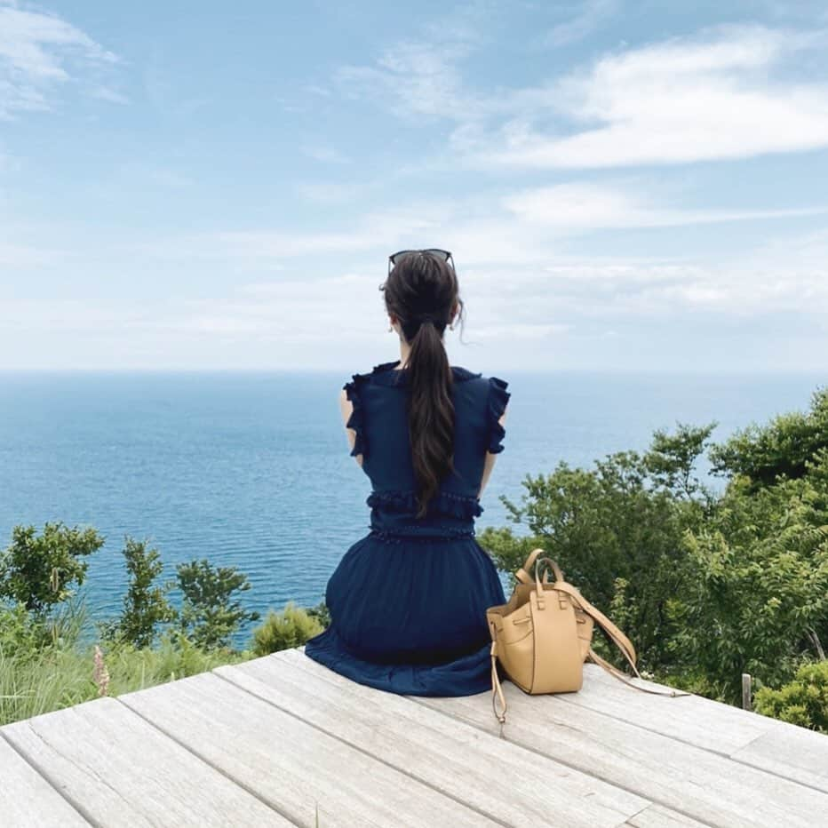 川原あやかのインスタグラム：「この前熱海に行った時の海が見えるカフェが綺麗すぎた。 . いつも旅行の時にもっていくもので1番すきなのが、バラカのスクラブ🥺香りもタイプで潤いながら肌を綺麗にしてくれて幸せな気持ちになるよ🤭❤️ . #バラカ #爽快アロマ #デッドシー #BARAKA」