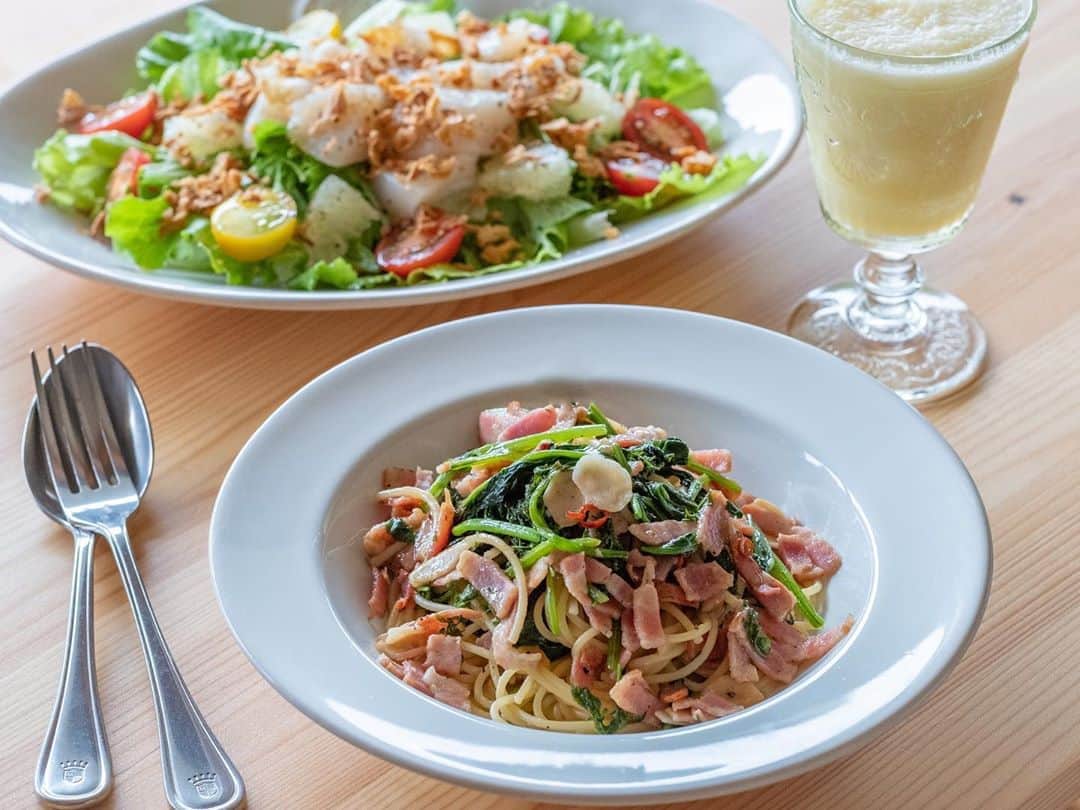 haru.のインスタグラム：「. 今日のランチ。 ほうれん草とにんじんの葉とベーコンのパスタ ホタテとグレープフルーツのサラダ りんごとグレープフルーツのスムージー。 . 盛り付けは雑ですw 炭水化物控えめにしてるのでパスタは60g。 . 今日も野菜たっぷり、果物少し。」