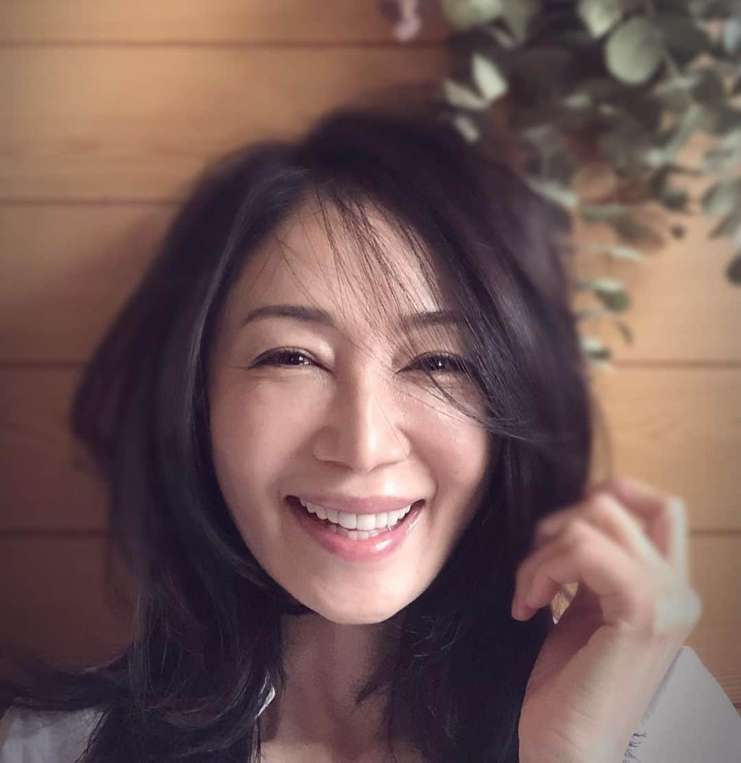 坂村かおるさんのインスタグラム写真 - (坂村かおるInstagram)「・ 皆さん、こんにちは。 ・ 「髪切ったの？」と‥ 「はい」 ・ 久しぶりにかなり短くしてみました(^◇^;) ・ ・ ﻿ いつも「いいね！」を頂きありがとうございます。﻿ 皆さんのコメントに元気を貰っています😊😊😊﻿ ﻿・ 良い週末をお過ごしください。  ﻿ #クィーンオブ美魔女﻿ #team美魔女﻿ #美ST﻿ #坂村かおる﻿ #トータルビューティーアドバイザー﻿ #美しく老いる﻿ #バランス﻿ #美容﻿ #コスメ﻿ #ファッション﻿ #今日のコーデ﻿ #トータルバランス﻿ #お洒落な人と繋がりたい﻿ #コスメ好きな人と繋がりたい﻿ #美意識高い人と繋がりたい﻿ #美魔女になりたい﻿ #美魔女が変わる﻿ #アップデートしてる人と繋がりたい﻿ #映像の町あしかが﻿ #素通り禁止あしかが﻿ #アラフィ﻿ #笑顔﻿ #５０代から綺麗になれる﻿ #美人の国あしかが﻿ #髪を切る﻿ #午後なにする﻿ ﻿ ﻿ ﻿ ﻿ ﻿ ﻿ ﻿ ﻿ ﻿ ﻿ ﻿ ﻿」7月4日 12時57分 - kaoru.sakamura