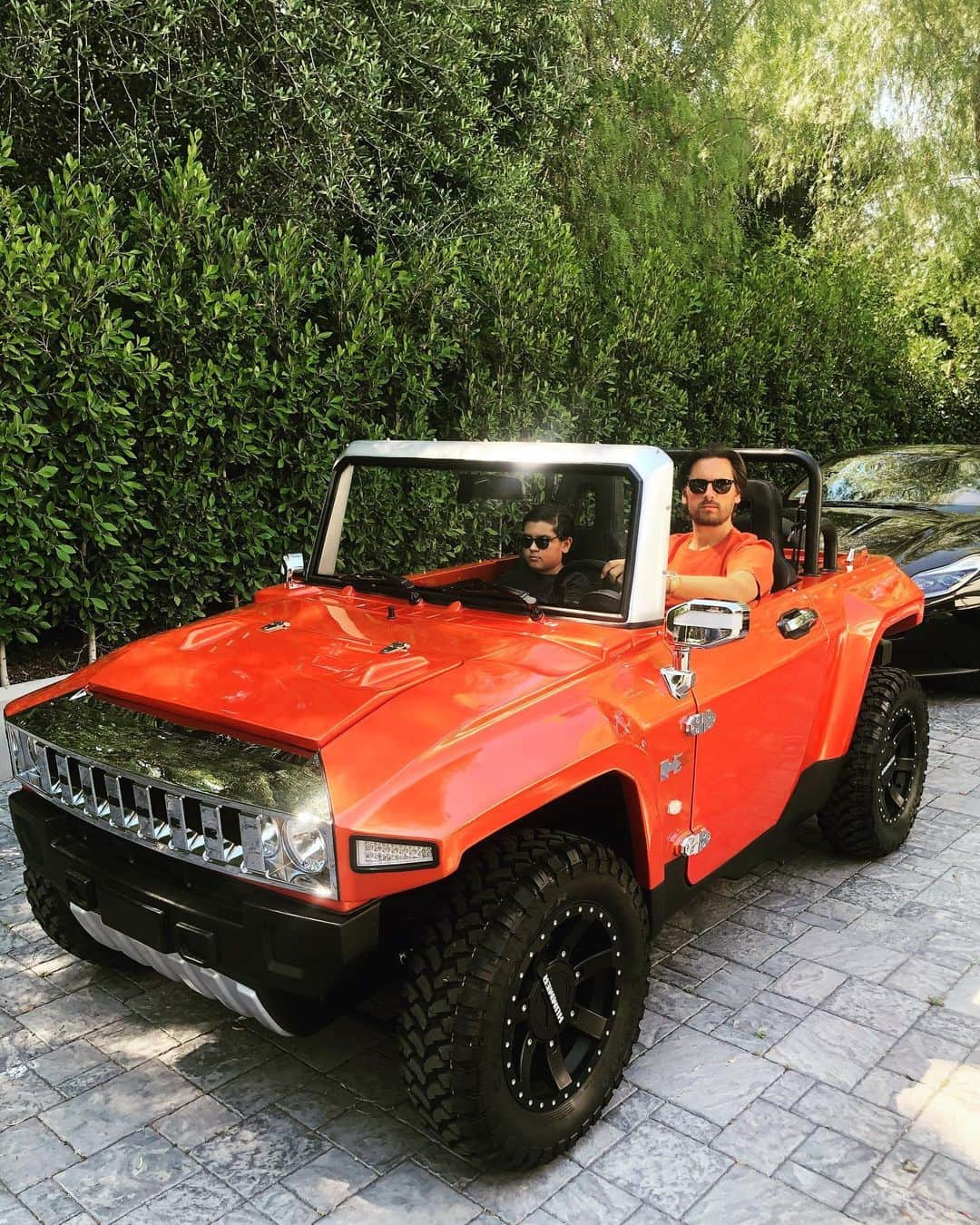 スコット・ディジックさんのインスタグラム写真 - (スコット・ディジックInstagram)「I figured if were staying home I should get a smaller car for around the neighborhood. Gotta love this @mevhummer #minihummer」7月4日 13時03分 - letthelordbewithyou