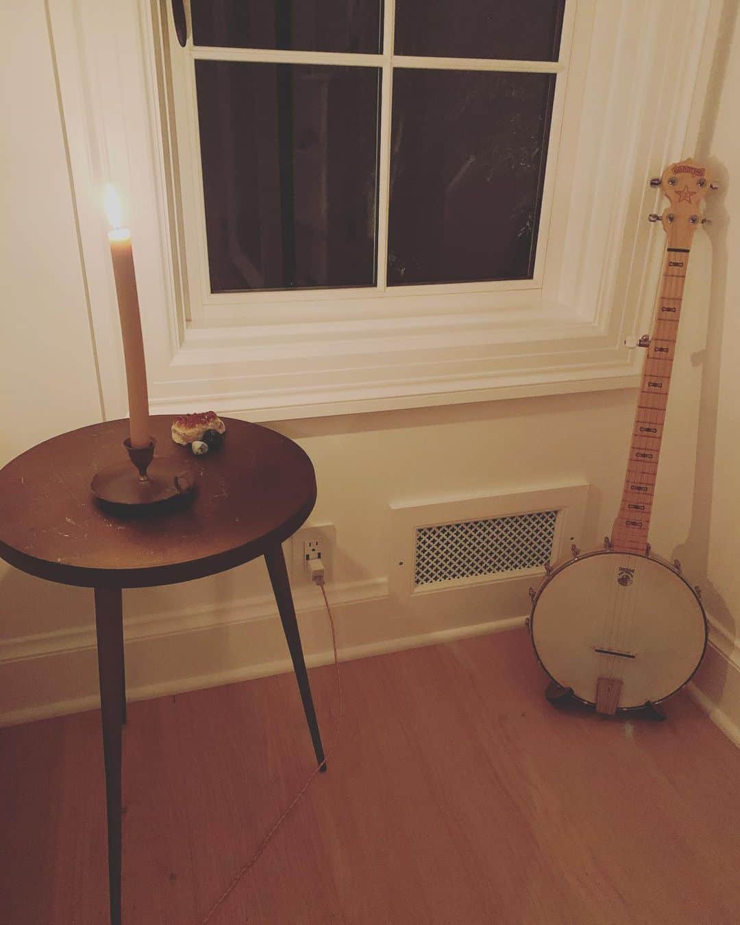ベス・ベアーズさんのインスタグラム写真 - (ベス・ベアーズInstagram)「Nervous system reset- candle lit banjo playin before bed. Highly recommend. 🪕🙌🏻」7月4日 13時05分 - bethbehrs
