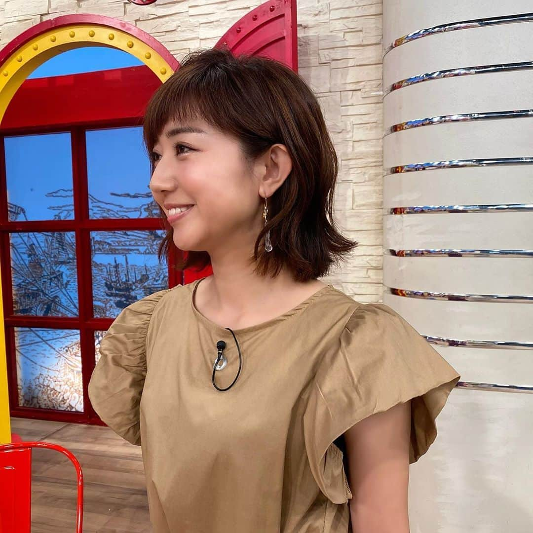 豊崎由里絵さんのインスタグラム写真 - (豊崎由里絵Instagram)「. 明日の13:59〜関西テレビ「マルコポロリ！」ぜひご覧ください😍 新型コロナの影響で番組収録が中止になったり延期になったり。 この収録のときにはその後の収録予定が何も入っていなかったので、芸能生活最後の仕事のつもりで挑みました😳 少しずつ仕事が戻ってきたので引退しませんが😂笑 . この日のピアスは片側だけ✨私は左の髪をいつも耳にかけるので、左側にusako.usapi  #usapi のピアスをお借りしました🥰 ブラウスは　toff_minoh  #toff_minoh のものです🌸 . YouTubeも頑張って撮影・編集をしておりますのでぜひチャンネル登録をよろしくお願いします😭❤️！ プロフィールから飛べます✨ #マルコポロリ　#マルコポロリの収録  #とよチャンネル」7月4日 13時13分 - yurietoyosaki