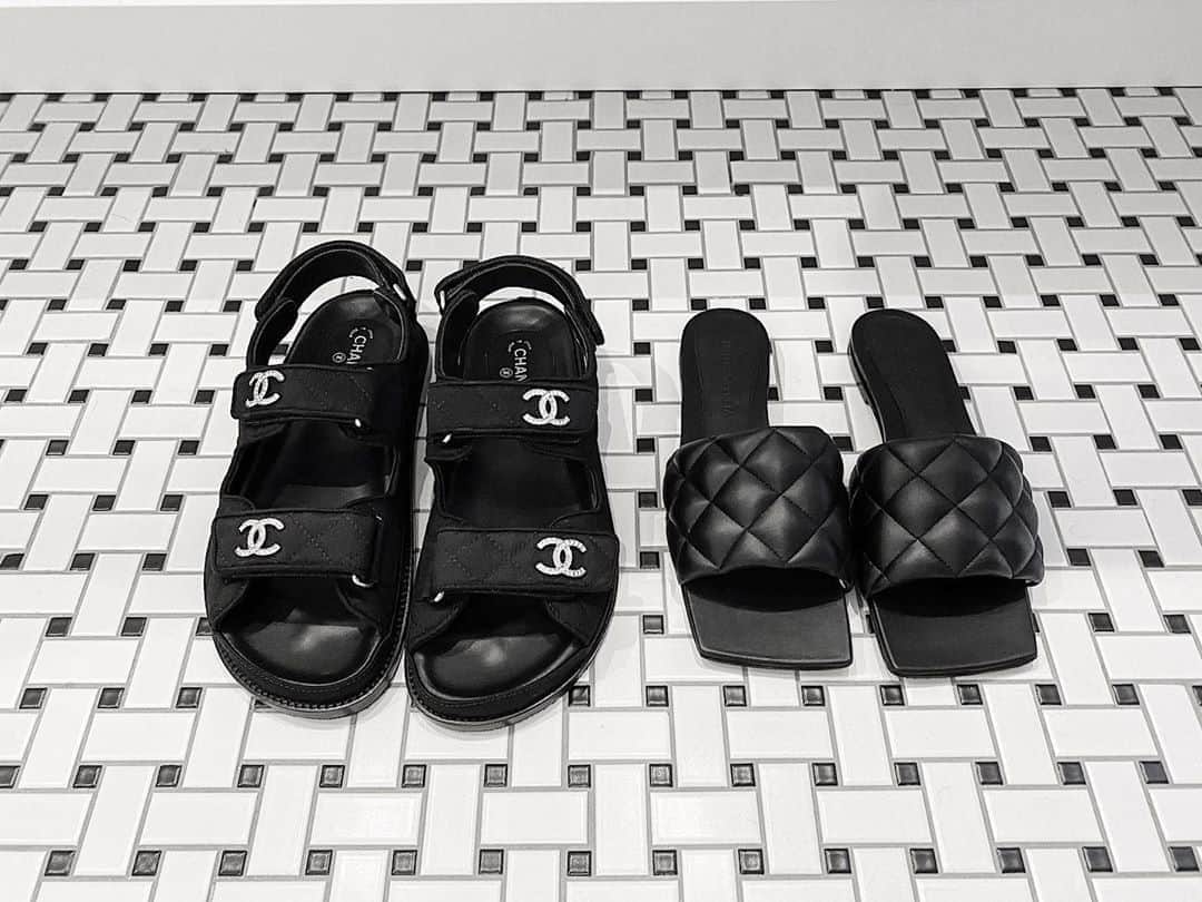 翁安芸さんのインスタグラム写真 - (翁安芸Instagram)「Summer black🖤 #sandals #summershoes #bottegaveneta #newbottega #chanelshoes #akiweng」7月4日 13時29分 - akinyc