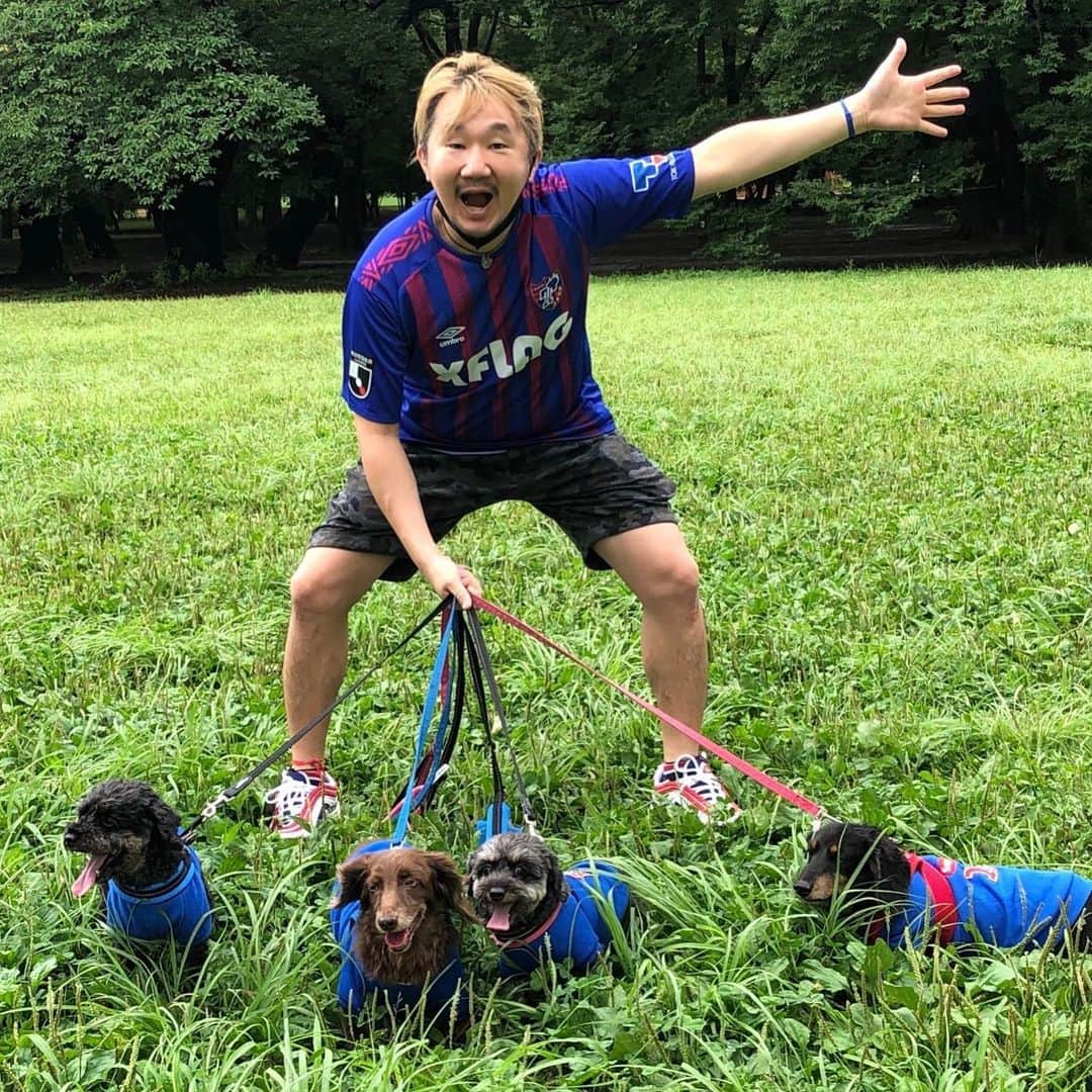 のインスタグラム：「🔵🔴﻿ ﻿ J1再開を記念してウチの青赤戦士達と散歩に行って来たぞ‼️﻿ ﻿ 全員、それぞれの背番号があるのに全く写ってなかったね。苦笑﻿ ﻿ 今日は勝ったらゴハン2倍DAYです⁉️﻿ ﻿ YNWA﻿ ﻿ #tokyo12 #fctokyo #愛犬 #ダニーロ軍団」