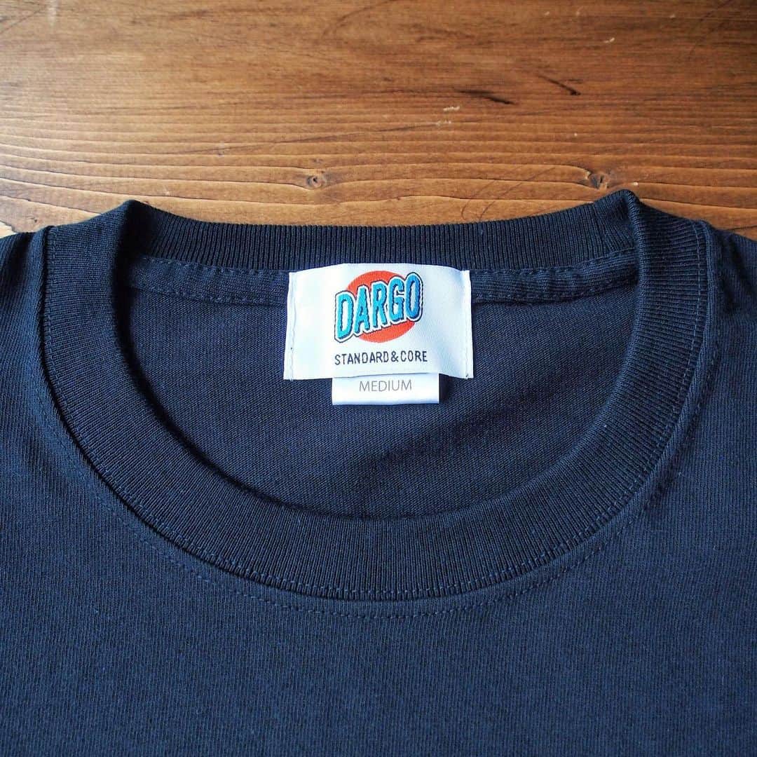DARGO T-shirt &Sign Artさんのインスタグラム写真 - (DARGO T-shirt &Sign ArtInstagram)「DARGO定番ポケTeeが入荷しました！特別な時だけでなく、普段からガンガン着ていただけるスーパーヘビーウェイトタイプ🥩 ------------------------- 【DARGO】 Working Pocket T-shirt 100% USA COTTON 7.1 onz Heavy Weight & PRE-SHRUNK FIT. Sewing by uroqo (Kumamoto City, Japan) color：BLACK size：S, M, L, XL ※写真10枚目 ブラック約2年間着用。 フェード(色落ち)が最高すぎます🇺🇸 ------------------------- DARGO Hand Screen Printed T-shirt Printed in Kumamoto, Japan. ------------------------- #dargojapan #dargo2020ss #kumamoto #kumamotocity #vintagestyle #californiastyle  #BASEec #熊本 #熊本市 #熊本tシャツ #アメカジ #アメカジコーデ #ダーゴ #カリフォルニア #tシャツ #ポケt #ポケTee #ポケットtシャツ #ポケットt」7月4日 13時27分 - dargo_japan