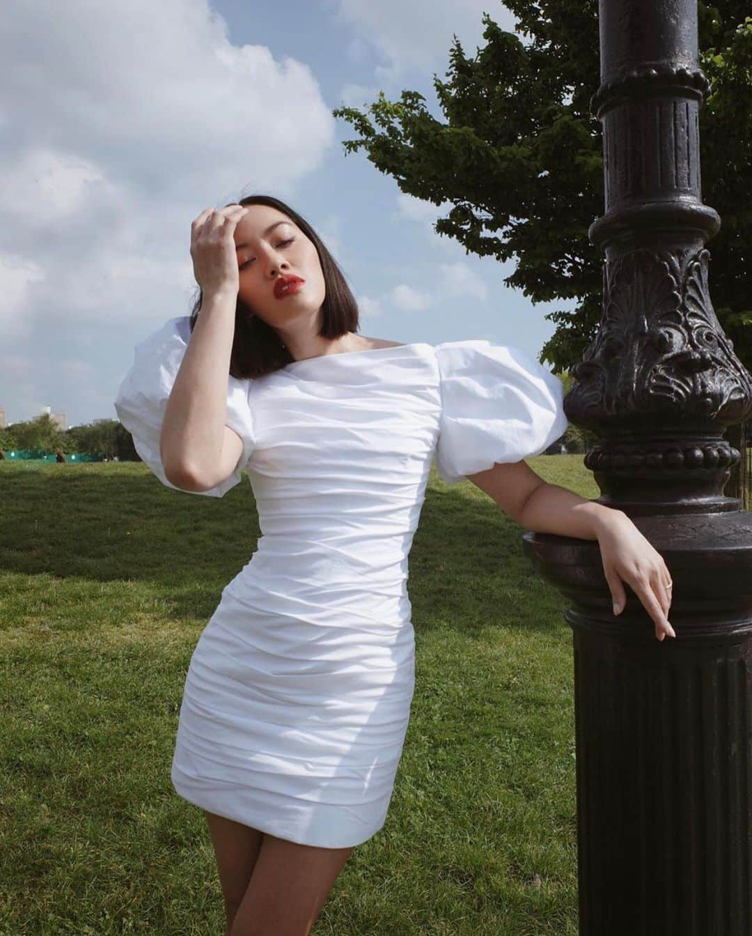 I.T IS INSPIRATIONさんのインスタグラム写真 - (I.T IS INSPIRATIONInstagram)「The perfect white dress for the summer breeze. - @khaite_ny @handinfire  #ITHK #ITisInspiration #khaite #dress #summerdress #saturday #weekendvibes #tiffanyhsu」7月4日 13時35分 - ithk