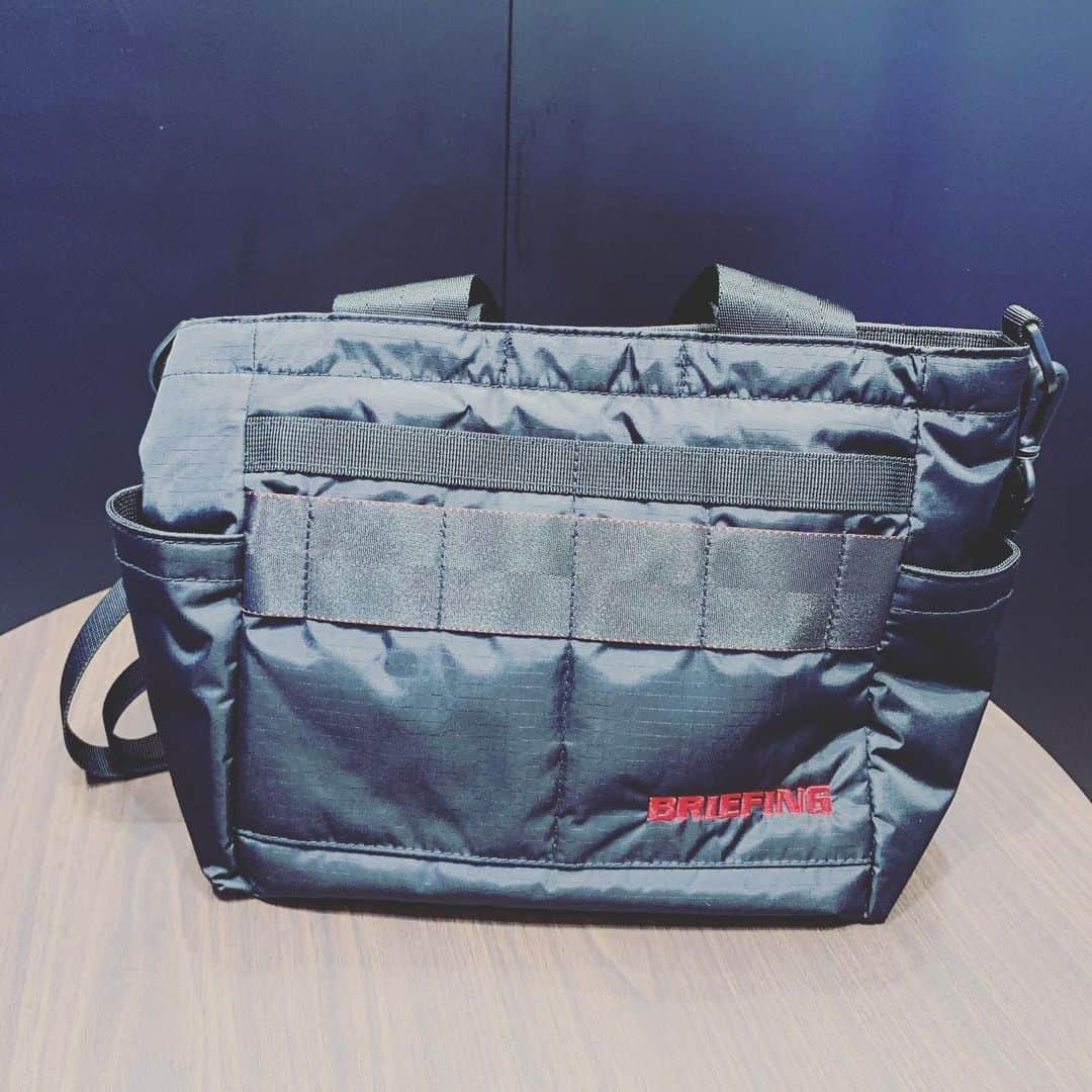 Omotecho Style Storeさんのインスタグラム写真 - (Omotecho Style StoreInstagram)「BRIEFING CART TOTE RIP-2 ¥14,300 (税込) 軽量なリップストップナイロンを用いたカートトートになります。 ゴルフの時だけではなく、色々なシーンで使えます。 #briefing  #ブラック」7月4日 13時43分 - omotechostylestore