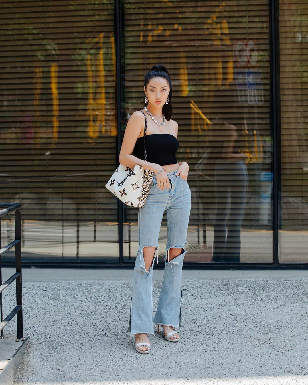 가로수길 , Seoulのインスタグラム：「Street Style 📸 @jaylim1  Thx @troisrois_official  오랜만에 만나는 지지안 하연이 경은이 🔥🔥🔥 여전히 멋진 친구들」