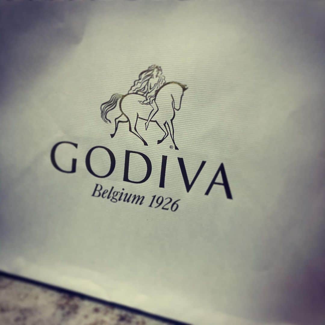 リンさんのインスタグラム写真 - (リンInstagram)「え😳  #godiva って前から #馬 だったっけ？え、好き！馬モチーフ無条件に好き！ってなっちゃう🤎笑」7月4日 13時52分 - lynn.06.01