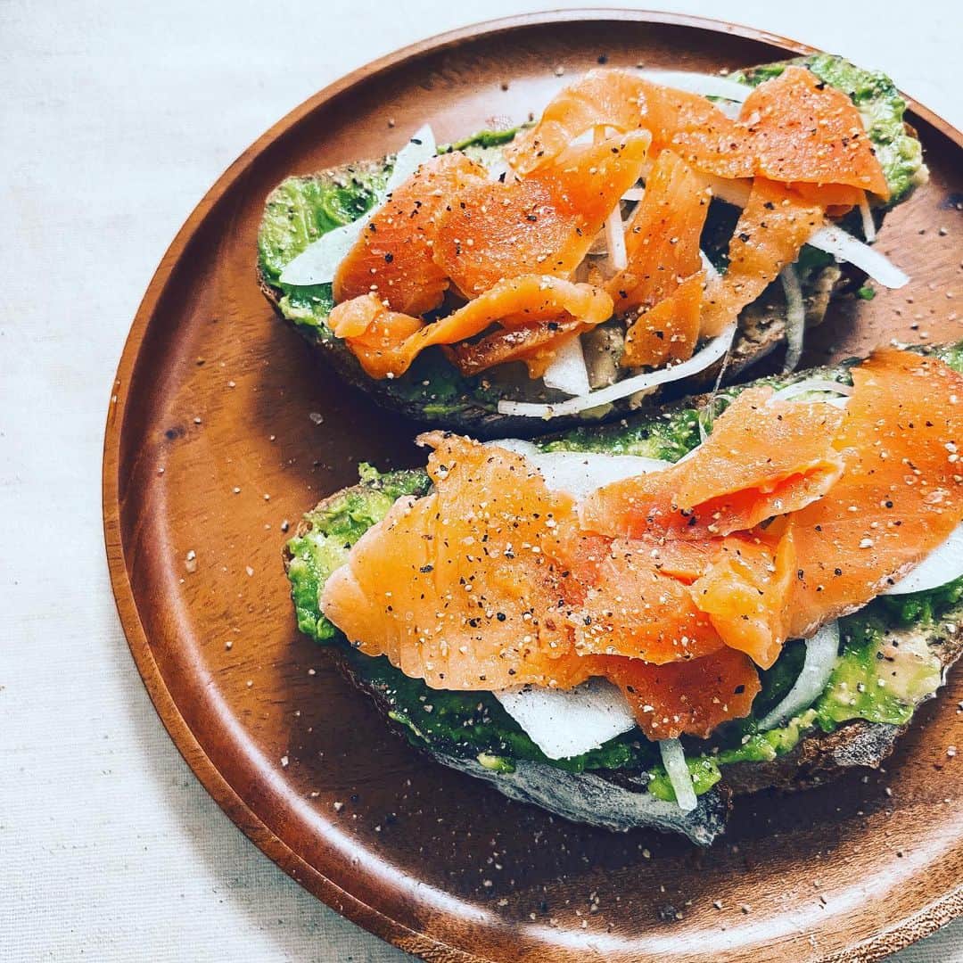 aiaiのインスタグラム：「お休みの日の朝ごはん🍽 カンパーニュにアボカドとサーモンで サンドイッチ🥪  #朝食  #朝食パン  #朝食メニュー  #パン  #パン活  #パン好き  #パンのある暮らし  #サンドイッチ  #カンパーニュ  #カンパーニュサンド  #カンパーニュの美味しい食べ方  #カンパーニュ練習中  #カンパーニュ大好き  #お家時間 #お家カフェ #お家ごはん」