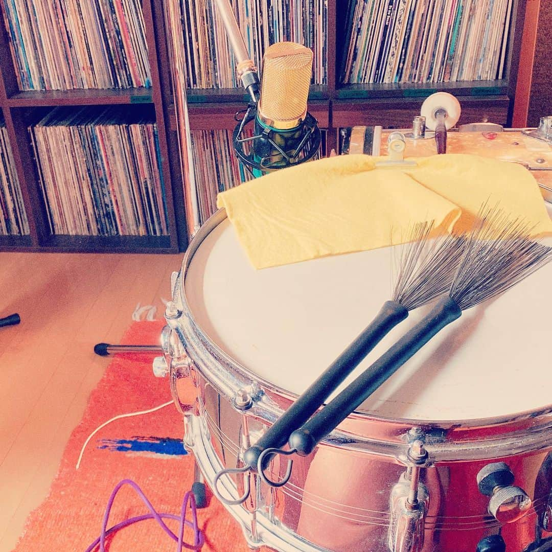 岡田梨沙さんのインスタグラム写真 - (岡田梨沙Instagram)「bjonsのホームレコーディングシリーズ第3弾。﻿ bandcampにて配信開始です。﻿ 今回は初めて家でバスドラムとブラシでスネアの録音を。﻿ ﻿ 今日みたいな曇り空の日にゆったり聴くのにオススメ。 谷ぴょんのミックスもナイスです。 是非😊﻿ ﻿ ﻿ bjons "Home Recording Series"﻿ ﻿ Vol.3「スロウリー」﻿ bjons.bandcamp.com/track/--3﻿ ﻿ Music,Lyrics 今泉雄貴﻿ ﻿ Vocals,Acoustic Guitar 今泉雄貴﻿ Electric Guitar 渡瀬賢吾﻿ Electric Bass 橋本大輔﻿ Piano 谷口雄﻿ Bass Drum, Brush snare, Bongo 岡田梨沙﻿ ﻿ Mixing,Mastering 谷口雄」7月4日 13時59分 - risarisapurdie