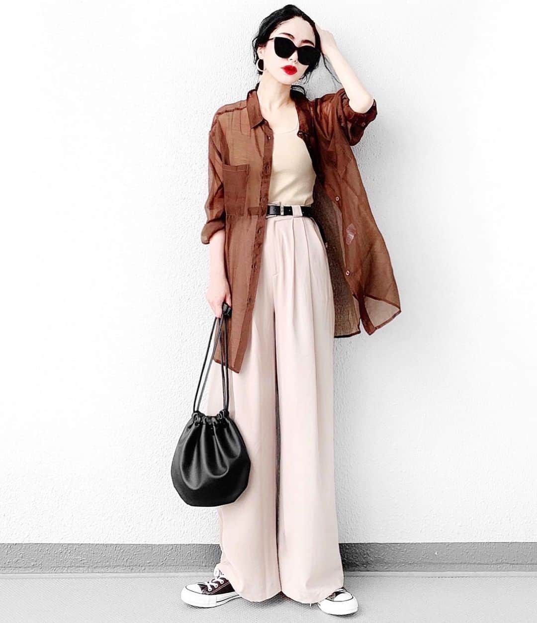 lve_xxxxのインスタグラム：「.﻿ .﻿ 🧸 brown × beige﻿ 久々に着たくなった日のｺｰﾃﾞ﻿ ﻿ ｼｱｰｼｬﾂは死に物狂い執念で﻿ GETした MURUAのやつ😂大袈裟﻿ ﻿ @ryoko__sonobe のｺｰﾃﾞみて﻿ 買うと決めたやつ！﻿ 再入荷でｷﾞﾘ買えた😢🤎幸﻿ ﻿ 取り敢えず持ってたら重宝する﻿ 優秀ｽｸｴｱﾀﾝｸは @lveu.official﻿  ﻿ これは、本当に使えるから﻿ 私全色買いました🛒😂﻿ ﻿ 最近出番多めの2wayの巾着BAGは﻿ 明日発売です☝️✧﻿ ﻿ ﻿ その他コーデアイテム詳細は﻿ WEARをご覧くださいませ。﻿ ﻿ WEAR ： lvexxxx ﻿ 💻 https://wear.jp/sp/lvexxxx/﻿ ﻿ －－－－－－－－－－－－－－－－－－﻿ ﻿ 📢コメント頂ける際は、﻿ 最新投稿にお願い致します。﻿ ﻿ 過去投稿に頂いた際、気がつかない事もあり﻿ お返事致しかねる場合が御座います🙇‍♀ ️﻿ ﻿ ﻿」