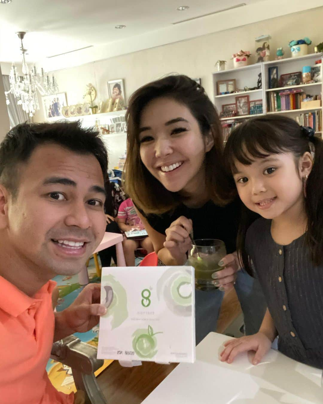 Raffi Ahmadさんのインスタグラム写真 - (Raffi AhmadInstagram)「Wahhh tauu aja nih Mama @gisel_la kalo perut aku lagi ndut biar langsing dan pencernaan lancar minum @gofyber !!!! Semangat biar langsing kaya Mama Isel ❤️」7月4日 14時08分 - raffinagita1717