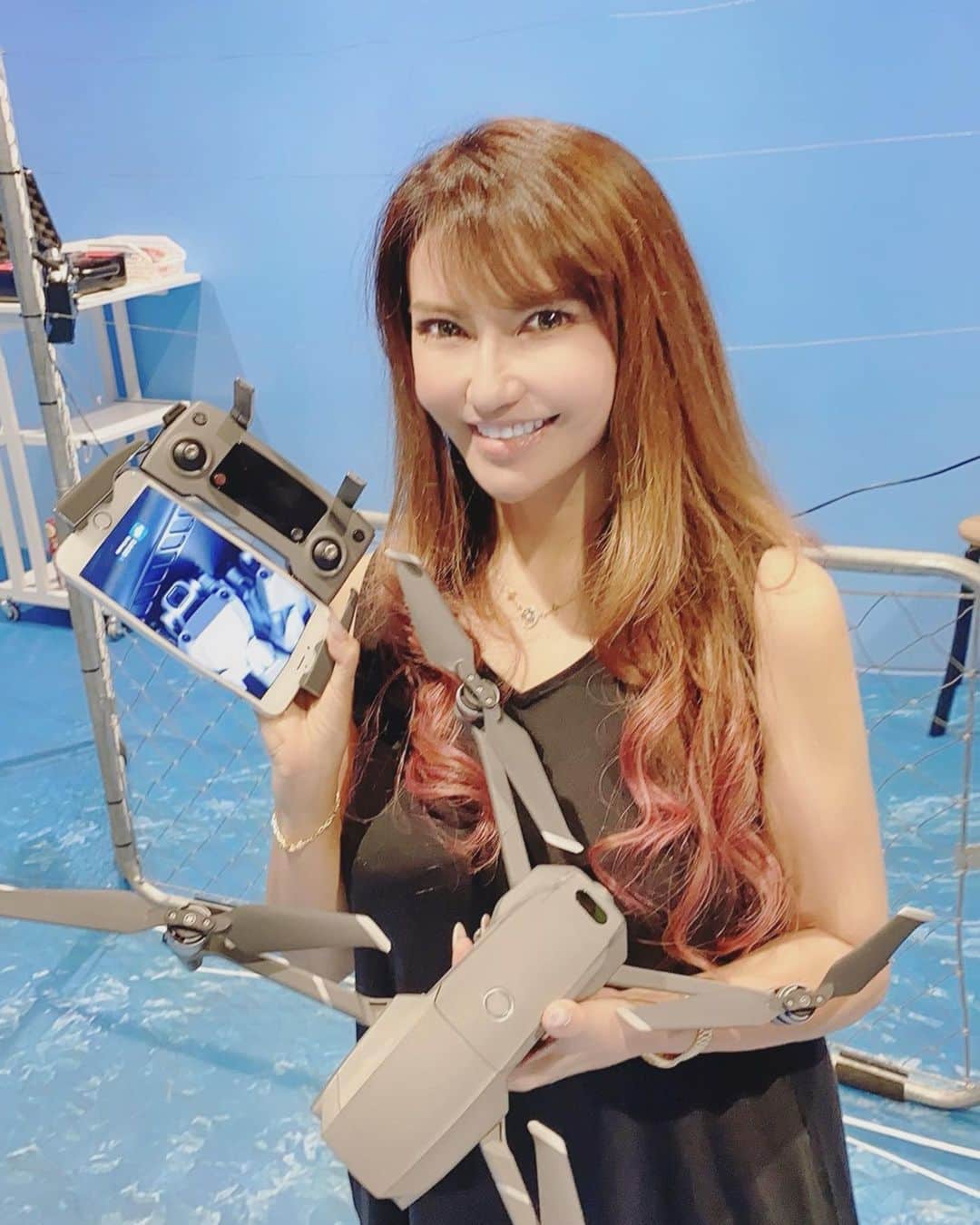 selfieneのインスタグラム：「#ブルーオーシャン のお仕事発見‼️ 「都心で鳥の視点を手に入れる」 ・ 実は私DJIのマービックエアを持ってるけど飛ばした事がない笑笑 そこで#ドローンスクール が有ると聞いて行ってみたよ✨ ・ そこで聞いた衝撃の事実❗️ ドローン3級という資格を取ると、直ぐにお仕事ができるそう！ なぜなら、ドローン操縦士がまだ少ないのに、仕事が凄い勢いで増えてるから。 Amazonがドローンで配達って話も聞いた事あるよね⁉️ ・ 最初副業として始めて、脱サラしてる人も多いんだって👀✨ ・ 渋谷とお台場に有るこのスクールは、お仕事帰りに通う人も多いとの事。 ・ 確かに、下手な資格取るなら、ドローン免許取った方が賢いね笑笑 ・ ここスクールは、実技メインでアフターフォローも万全(^^) ・ もちろん優しい先生が、手取り足取り教えてくれるよ！ ・ この日担当の高橋先生、ありがとうございました〜😊 @droneschoolodaiba  #ドローンスクールお台場 #ドローン #ドローン資格 #ドローン免許 #ドローンかわいい #お台場でドローン #pr #コラボベース」