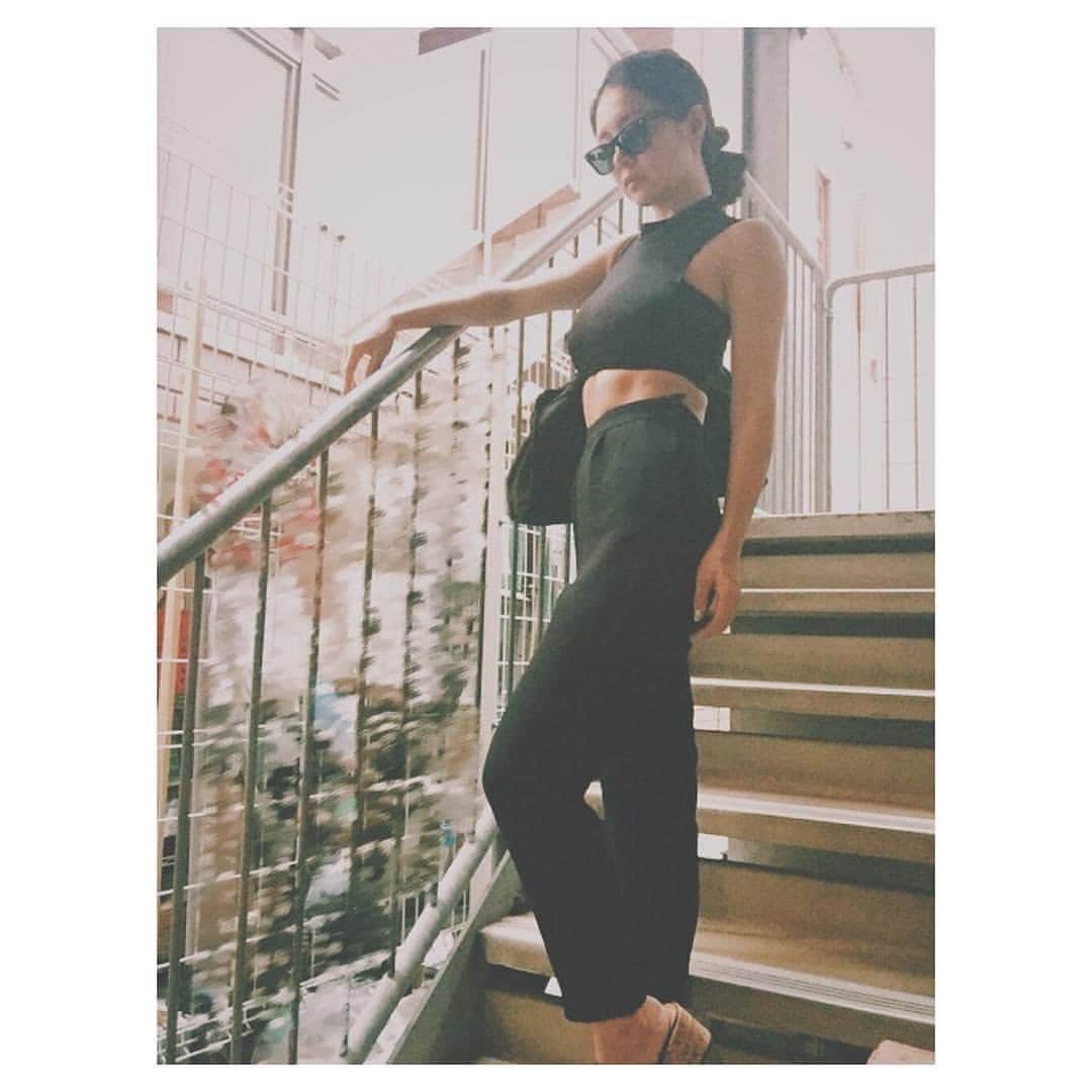 のインスタグラム：「𝔹𝕃𝔸ℂ𝕂🖤  昔は アクロバット テコンドー バク転 とかやってたから 腹筋あったけれど…  今は体力が持たないから サボり気味…w  #black #blackcode  #腹筋を取り戻したい今日この頃 #笑」