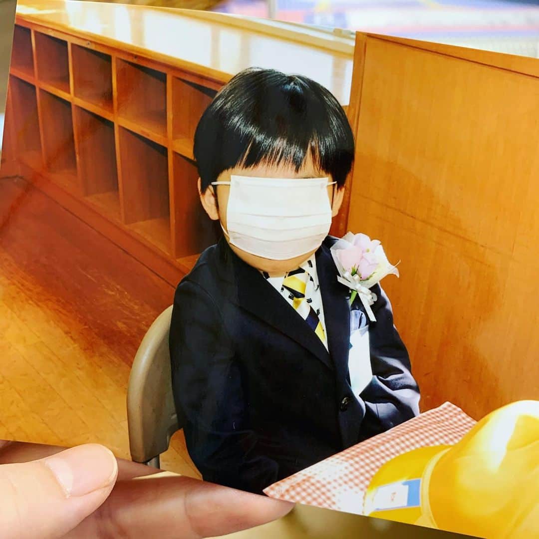門脇舞以のインスタグラム：「入学式の写真…📷 #6歳4ヶ月 #写真屋さん」
