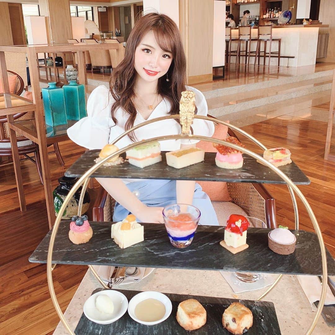 のインスタグラム：「The ritz Carlton Okinawa 🌺🍰 My most fav moment ishaving a fabulous afternoon tea, only thinking about tea ✨　　　　　  沖縄で最高ランクのアフタヌーティを最高の空間で💎 フェビラスなアフタヌーンは心を癒してくれてお腹も満たしてくれます💕 お紅茶もミルクをたっぷり注ぎて頂きました🥛🤍💛  #theritzcarltonokinawa#theritzcalton#ritzcaltonokinawa#沖縄旅行#sweets#afternoontea#hightea#Teaparty#okinawaisland#okinawajapan」