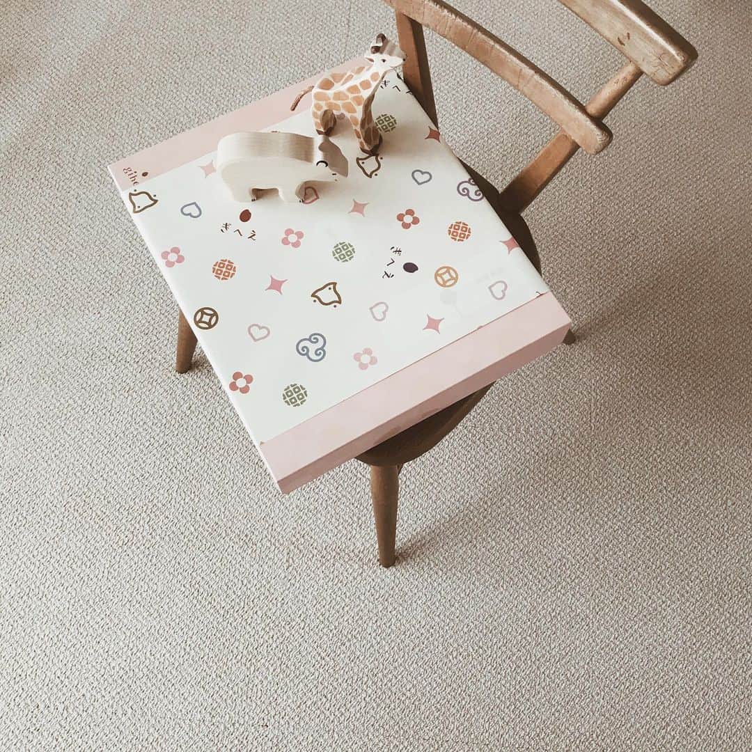yuiのインスタグラム：「lovely gift from @hachidaime.gihey  お米のギフトといえば！でお馴染みの京都・八代目儀兵衛さんより素敵な出産祝いをいただきました🌾. 「BABY RISEシリーズ」はまさに出産祝いや内祝いにもぴったり◎ モノグラムな包装紙もcuteだし、お米を包んだ風呂敷もダリアのお花のようでかわいいです✽  出産内祝いの場合は箱に赤ちゃんの名前を入れたり、メッセージを添えたり写真やカードを入れることもできるみたい◎ 他にも「夏の京御膳シリーズ」や「祇園料亭米シリーズ」まで🥺 心もおなかも満たされる素敵なギフトありがとうございました♡」