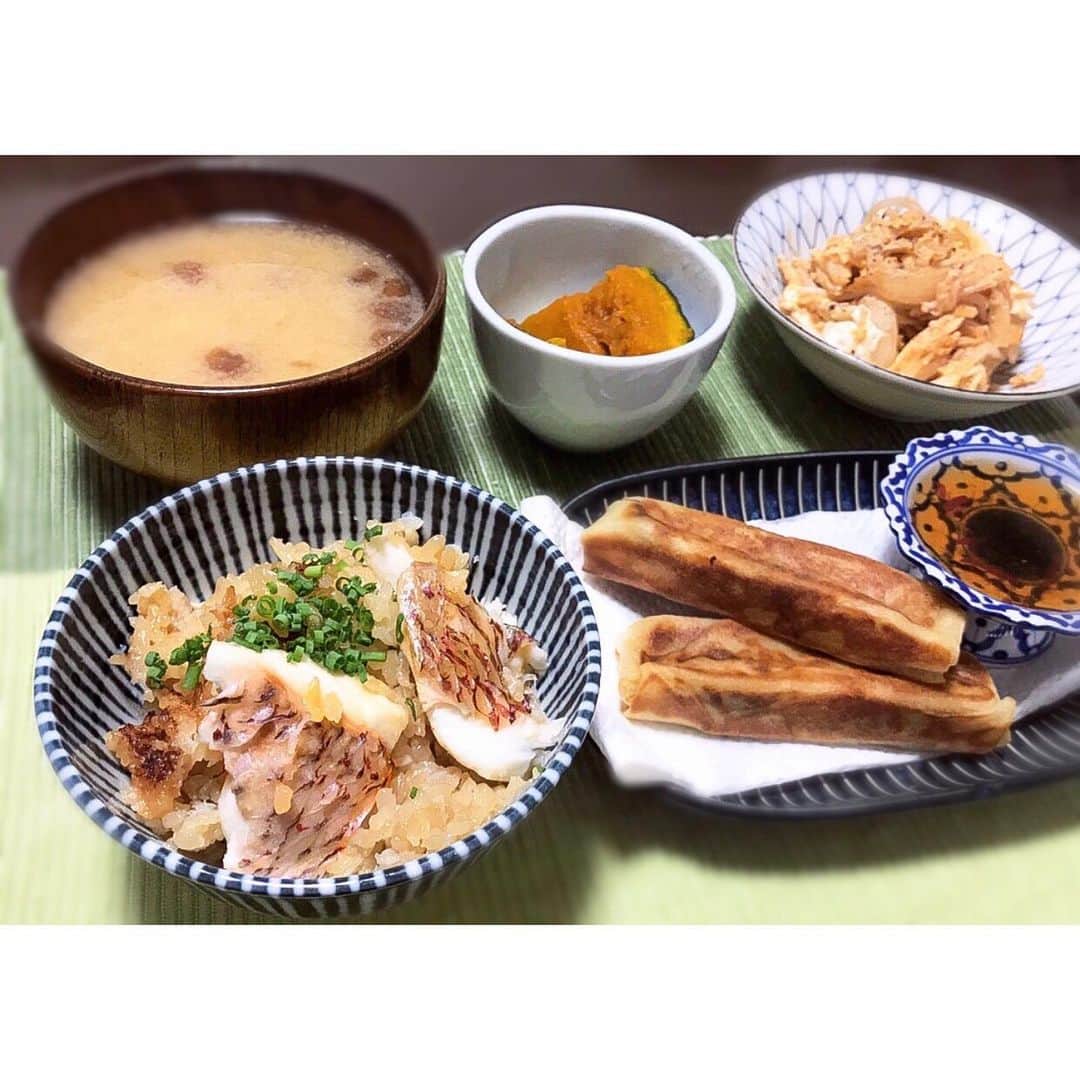 加藤侑紀のインスタグラム：「#🐟❤️   #鯛飯 #鯛めし #おこげ最高 #ご飯は #半分しらたき #雕魚飯  #手作りスイートチリソース  #自家製甜辣醬 #youki飯   #日本家庭料理 #日台ハーフ #台日混血兒 #台日友好 #日台友好 #愛台灣 #學日文 #日語學習 #日文教學 #中国語勉強 #帰国子女 #バイリンガル #女優 #演員 #actress」
