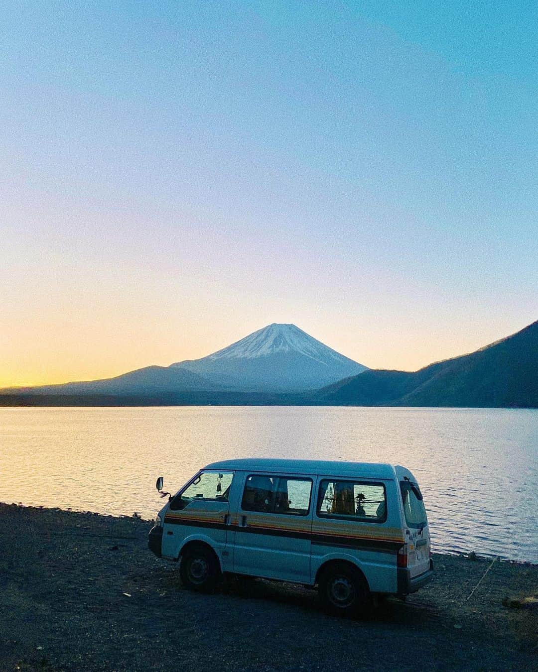 Y U R I Eさんのインスタグラム写真 - (Y U R I EInstagram)「夜明け前の写真🌅  サンちゃん、3回目の車検🚐 車検くると1年ってはやいなぁ〜って毎回言ってる気がする。そう、1年なんてあっという間！  梅雨だしなんかやる気でないけど🤣 1日1日大切にしないといけないね🐸🌈  20万キロくらい走ればいいか〜って思って買った中古車だけど、もうそろそろいってしまう😂☝️ #車検です #この時期がやってきた  #サンシー号」7月4日 14時36分 - yuriexx67