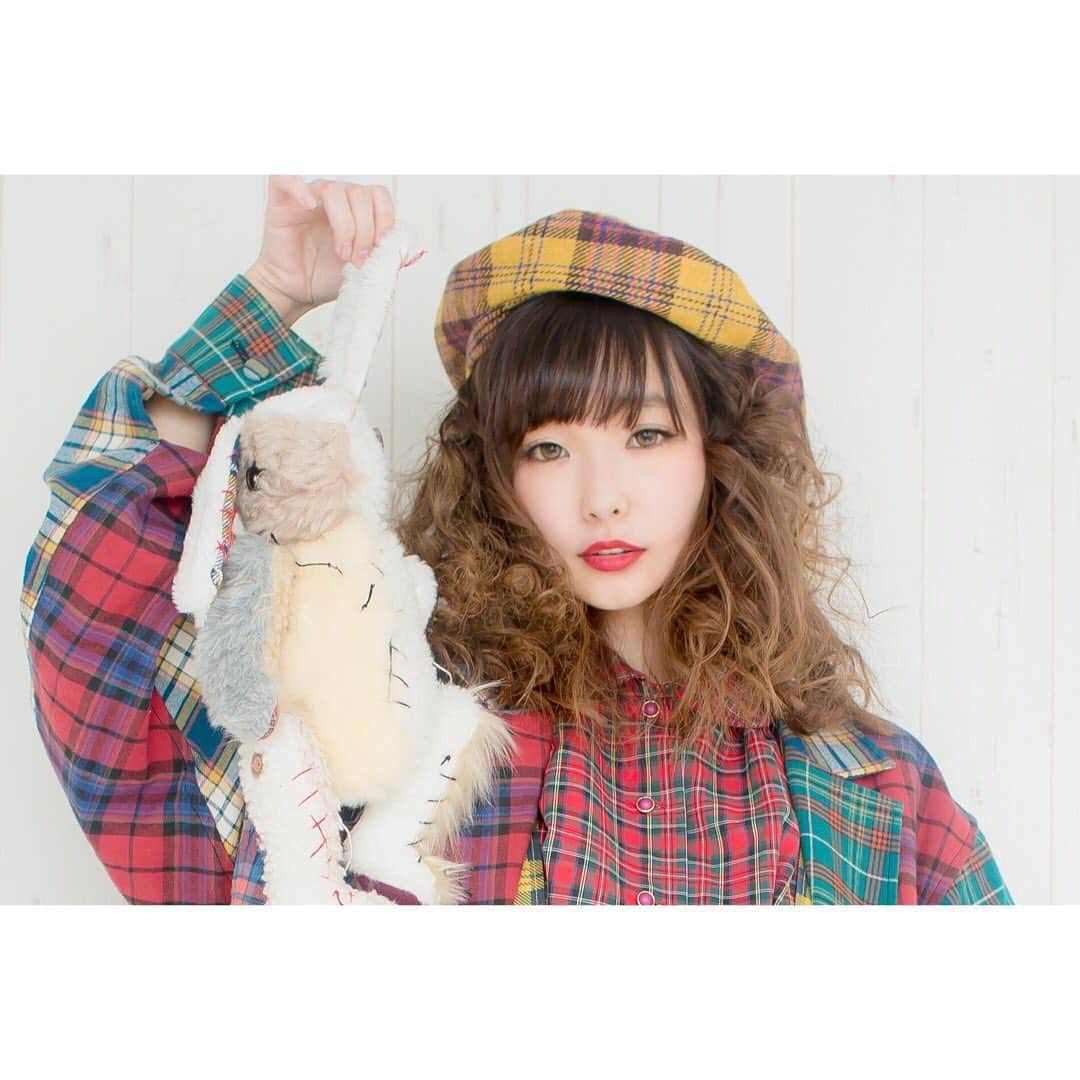 Yun chiのインスタグラム：「ウサギをボコボコにした私…みたいな写真ですが。 . 「ゴジラのため息」配信リリース中！！ 各種配信サービスでチェックしてね♩ . . 2018年5月31日物販限定でリリース、即日ソールドアウトした「ゴジラのため息」いよいよ配信リリース！ . 砂川 信祐 (OCEAN)のカバー曲。 レコーディングとコーラスは、sugar’s campaignの、あきお。 衣装は@ @heihei_official ☺︎ メイクとヘアは @rietomomori さん♡ アートディレクションはYun*chiが担当。 . . 聴いてね♩ https://linkco.re/UG8dGhy1」