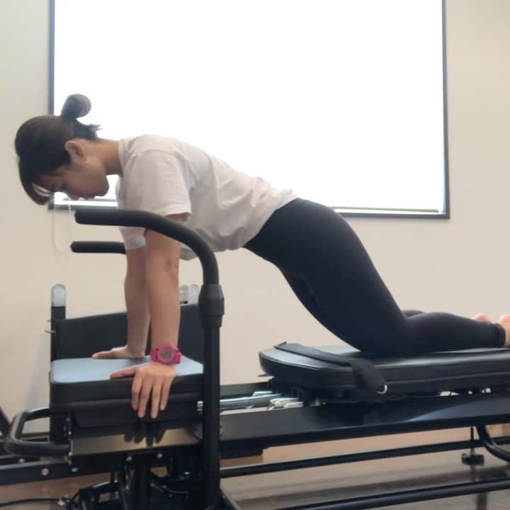 のインスタグラム：「【Lagree Fitness】  オンラインでお家でできるラグリーフィットネスをやっていますが、本来、ラグリーフィットネスはこのメガフォーマーというマシンを使います！  この台の動きをディスクやタオルで代用して同じような動きを作り出して【お家ラグリーフィットネス】です！  やっぱりマシンに乗ってやると良いです👍🏼😊✨最高スカッと爽快、奥の筋肉までしっかり使い、汗かきます💦  動きだけでも慣れてもらえるように、【ラグリーフィットネスay home】としてオンラインレッスンしています！動きに慣れてマシンを使うとより効率的、効果的に動くことができます‼️早く皆さんとマシンでできるようになりたいです❗️  タオルやディスクでやっているお家ラグリーの馴染みある動きがありますよね💖  #ワークアウトコミュニティjp  #ラグリーフィットネス　#ラグリーフィットネスbyasami #筋トレ女子 #筋トレ男子　#トレーニング動画 #lagreefitness #lagreefitnessbyasami #lagreeathome #ifitsnotshakingitsnotworking #staystrongphysicallyandmentally #beyourownmotivation #workoutcommunityjp @workoutcommunity_jp @lagreefitness」