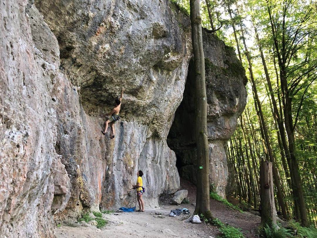 ヤン・ホイヤーのインスタグラム：「Dry rock, good company and an empty crag! With @mollyts123  and @waterhouseclimb  . In our last three days at the frankenjura i did  • I bleed black 8c+ • Hattori Hanzo 8c+ • Lake District 8c • Friends Like you 8b+ • Akira 8b • Starkstrom 8a+ ons  • W.P.C 8a+ ons  • Athletico Madrid 8a+ ons  • Thors Hammer 8a+  Right now we’re in Augsburg to give our skin some rest for a few days at national team training 😅  @mammut_swiss1862  @madrockclimbing」