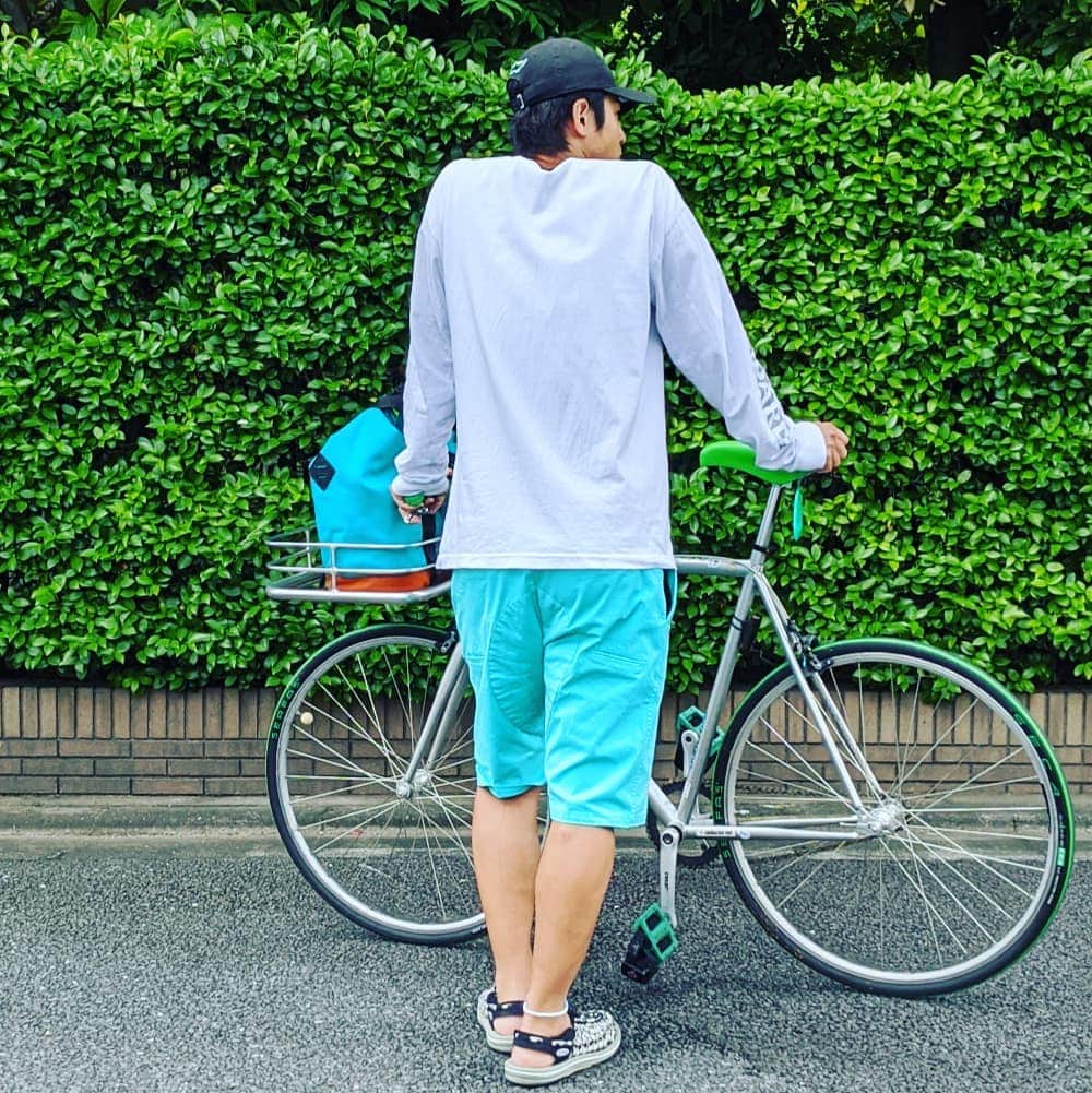 山下晃和さんのインスタグラム写真 - (山下晃和Instagram)「【BIKE】MY通勤スタイル。  夏っぽく。  今年初のセミの鳴き声。  #summerstyle #fashion #tokyo #strech #commuterbike #bicycle  #bike #narifuri #keenjapan #KEENAMBASSADOR  #ツーキンツール #ナリフリ #ショートパンツ #自転車 #シングルスピード #ファッション #green #ミドリ好き #通勤 #通勤自転車 #自転車通勤 #color @narifuri_japan #プリ尻 #男士模特 #模特 #남성모델」7月4日 14時49分 - travel_akikazoo