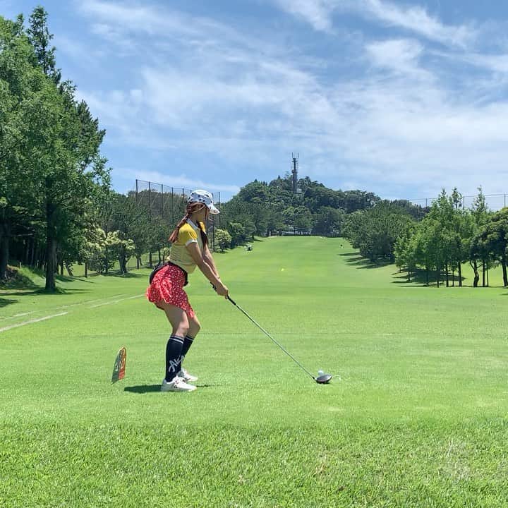 神崎美羽のインスタグラム：「はるまと瞳ちゃんがたくさん動画撮ってくれた❤️  まだ手打ちが治らないけど、ドライバーM6に変えてから調子いいかも😚  #golf #ゴルフ　#ゴルフ女子　#golfstagram #golfswing #golflife #golfwear #golfgirl #golftoday #GT birdies #鎌倉パブリックゴルフ場　#golfswing」