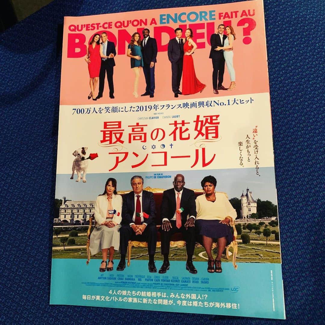 DJ AIKO 62さんのインスタグラム写真 - (DJ AIKO 62Instagram)「すごく久しぶりに映画館で映画鑑賞。  日時が限られる中でしたが、「700万人を笑顔にした」というコピーが決め手になり、京都シネマで「最高の花婿　アンコール」を見てきました。アンコール＝続編・2作目なのですが、1作目を見ていなくても大丈夫！  👫ストーリー🤵👰 「フランスが世界一！」と他の国に対しては毒舌を吐きまくる父のもとに育った4姉妹。ところが誰1人としてフランス人とは結婚せず、長女はアルジェリアの弁護士、次女はイスラエルの自称起業家、三女は中国の銀行家、そして末っ子はコートジボワール出身の売れない俳優がパートナー。  フランスではマイノリティーでもある旦那4人はそれぞれに受ける差別や生きづらさ、不満をこぼしては笑ったり泣いたり、全く同じではないものの似た境遇に結束力も高まり、なんやかんやで仲良しなんです。  そんな中、それぞれがなんと同時期に海外への移住を決意し、どうしてもそれを阻止したい4姉妹の両親が企みます「フランスを好きになってもらおう！」と…。果たして4姉妹＆その婿たちの決意は揺らぐことになるのか？  ✍️ 登場人物が多い割にはわかりやすくてテンポも良い。説教くさくも嘘くさくもなく、それでいてさりげなーくメッセージとして投げかけていて面白かったです。  💺 個人的にはソーシャルディスタンシングで両隣が居ない映画館も肘でぐいぐいされないし、荷物も置けるし、ゆったりしていて快適でした。  #映画 #映画好き #最高の花婿アンコール  #京都シネマ #7月9日まで #映画djのdjaiko62  #映画レビュー #おすすめ映画 #プライベート #映画鑑賞 #フランス映画 #DJAIKO62 #久しぶりの映画 #socialdistancing  #ソーシャルディスタンシング」7月4日 14時57分 - djaiko62