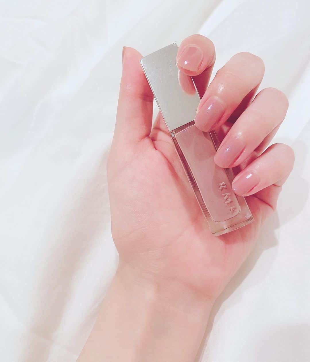 井咲アキのインスタグラム：「💅 RMK ネイルポリッシュ 06(P) エレガントモーヴ ＊ 最近のお気に入りのネイル💅💕 モーヴピンクにひっそりとブルーのラメが入っていて、 よりエレガントさが増して可愛いの☺️♪ ・ ・ ・ #ネイル#ネイルポリッシュ#セルフネイル #RMK#RMKネイルポリッシュ06#モーヴピンク #nail#nailpolish#selfnail#rmk#mauvepink #beauty#fashion#ootd#instagood」