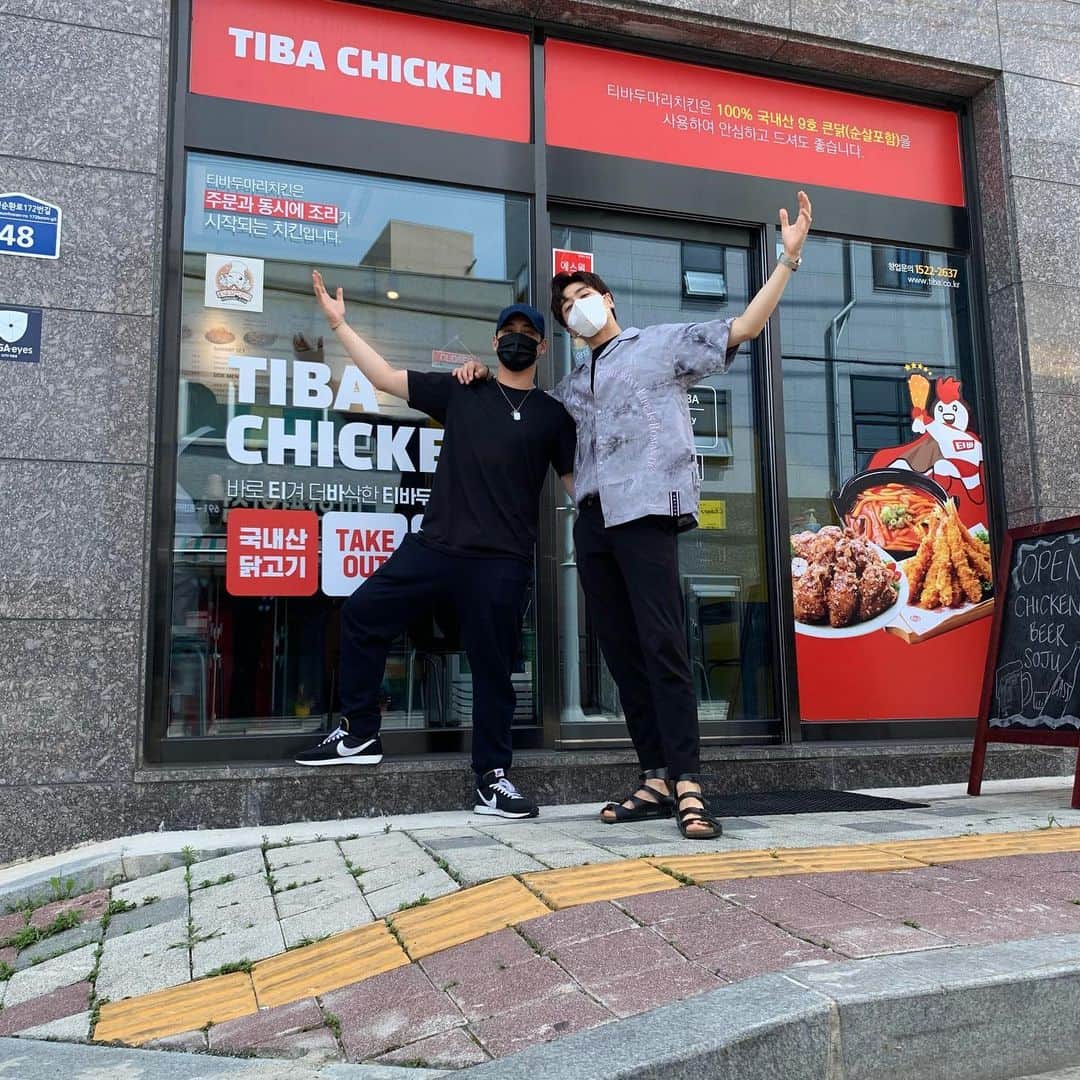 シンバのインスタグラム：「에디형 어머니 가게 엄마손맛 #티바두마리치킨 좔뭑괬숩늬돳」