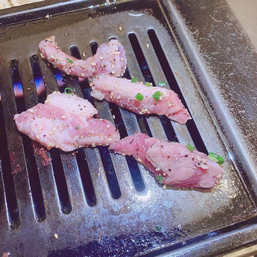 恵美さんのインスタグラム写真 - (恵美Instagram)「新宿食肉センター極 @shinjukusyokuniku_group で美味しいお肉をいただきました🥩😋  今回は【ルクサ】という通販サイト内で販売中の 全11品のコース+120分の飲み放題付き (お1人様3900円) の特別コースをいただきました❣️ . 私が特に感動したのは「あみればー」 こちらの看板メニューなのですが、本当に絶品でした❣️ 表面を焼いて中はレアでお召し上がり下さい、 という指示通り焼いてみたら、今まで食べたことのないほどの衝撃！ こんなに臭みがなく、プリプリで美味しいレバーは初めて❤️ このレバーだけでもすぐに食べに行きたいくらい大ファンになりました😍✨ . 厚切りカットのハラミ 甘い脂のカルビ ホルモン も全て本当に美味しかった😆 . 極さんは朝9時まで営業しており、 朝から焼肉を食べるお客さんもとても多いそうですよ😳❤️ . 私もまたすぐに食べに行きます😋 歌舞伎町 新宿食肉センター 極 で検索してくださいね🥩✨ . #model #モデル #japanesemodel #恵美 @tokyo_joshibu #東京女子部 #tokyo_joshibu Support By woomy #焼肉 #新宿 #極 #新宿食肉センター　ウーミーPR」7月4日 20時36分 - emi_florence819