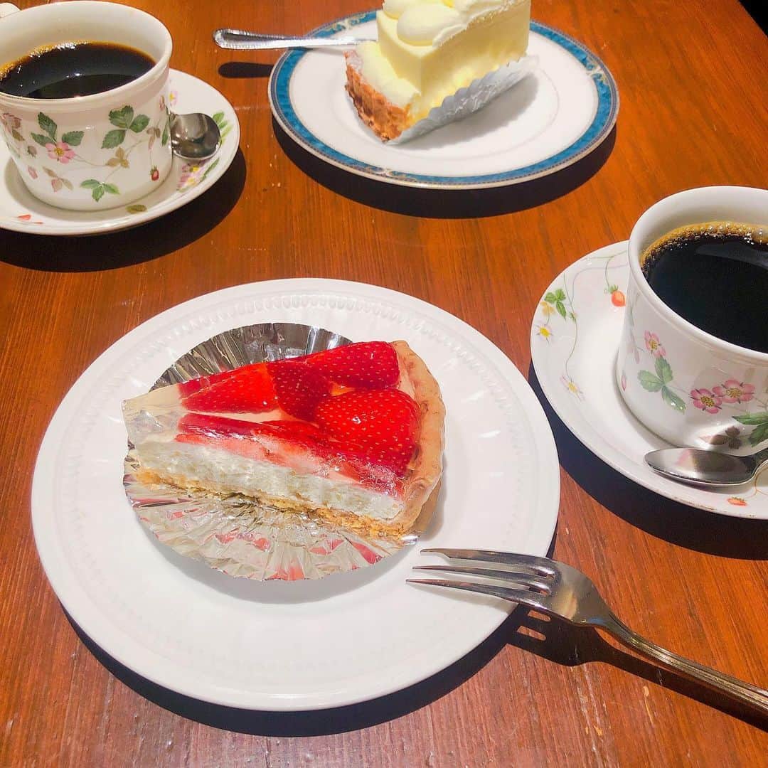 上野優華さんのインスタグラム写真 - (上野優華Instagram)「お仕事頑張った！ので！ケーキをごちになった🥰 喫茶店もしっかり対策されてて嬉しい。 しっとりした喫茶店も、話し声大きい人もいなくて更にしっとりですね。 いい時間でした。また頑張ろうと思えるね。  #喫茶店 #カフェ #Cafe #カフェ好き #カフェ巡り #コロナ対策  #ありがとう #ご褒美 #ケーキ #cake #イチゴ #いちご #🍓 #スイーツ #sweets #甘党 #珈琲 #コーヒー #coffee」7月4日 20時29分 - yuukaueno0205