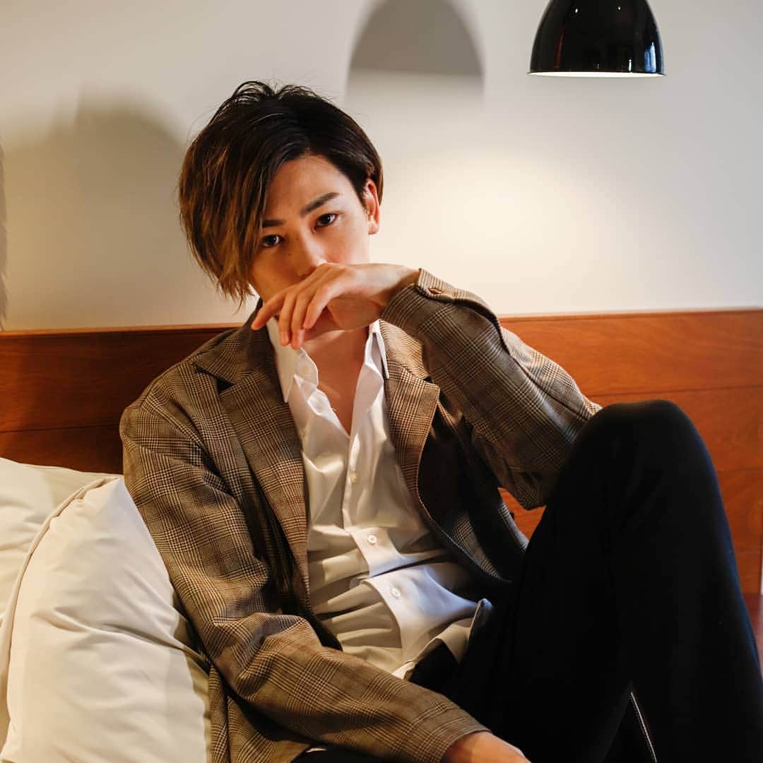 塩田康平のインスタグラム：「最近の塩田もばえにばえる  #びっくりやろ #この変わりよう #エッチィやん？ #思いっきり自分に酔って撮る #ナル塩田 #髪があるとこんなに変わる #セクシーな人 #塩田セクシーな人 #２回言っちゃったよ #これはフォロワー100万人増える #増えろ #セク塩田 #好きやろ？ #嫌いは絶対に受け付けません #MAEKENいつもありがとう #センス有りすぎ男MAEKEN #塩田康平 #塩スタグラム #塩スタ  Photo by MAEKEN」