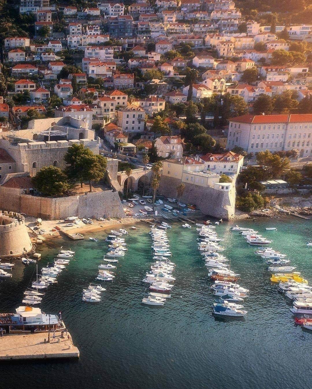 9GAGさんのインスタグラム写真 - (9GAGInstagram)「All hail Dubrovnik, one of most beautiful coastal cities of Europe. 🇭🇷 Follow @voyaged to explore the world virtually 🌍  By @dorpell - #voyaged #9gag #Croatia #kingslanding #got」7月4日 20時30分 - 9gag