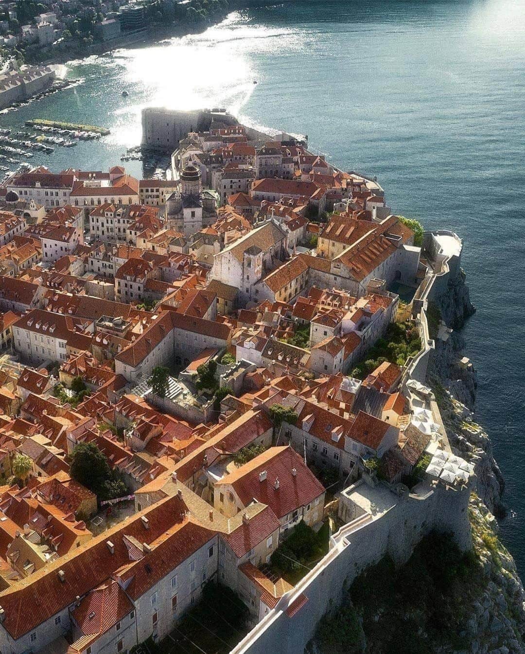 9GAGさんのインスタグラム写真 - (9GAGInstagram)「All hail Dubrovnik, one of most beautiful coastal cities of Europe. 🇭🇷 Follow @voyaged to explore the world virtually 🌍  By @dorpell - #voyaged #9gag #Croatia #kingslanding #got」7月4日 20時30分 - 9gag