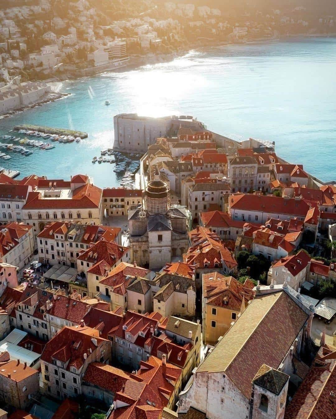 9GAGさんのインスタグラム写真 - (9GAGInstagram)「All hail Dubrovnik, one of most beautiful coastal cities of Europe. 🇭🇷 Follow @voyaged to explore the world virtually 🌍  By @dorpell - #voyaged #9gag #Croatia #kingslanding #got」7月4日 20時30分 - 9gag