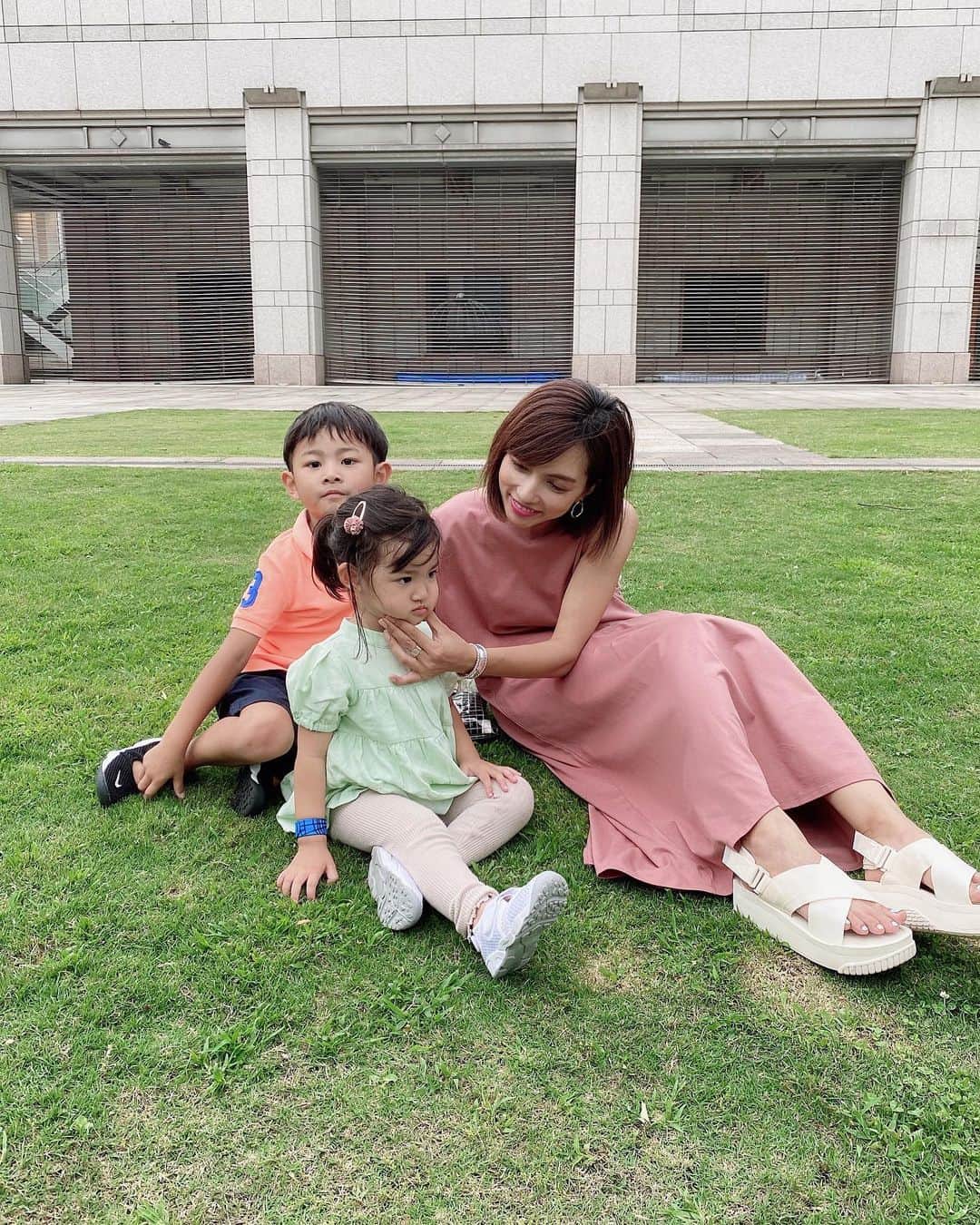 黒宮ニイナのインスタグラム：「家族時間👨‍👩‍👧‍👦 雨が止んで少し晴れてる間にお外で走り回って気持ちいいね〜✨子ども達は汗だく😅💦 写真撮ろうって召集かけたら、息子が急にちゅー😚してくれてキュンとしちゃったわ❤️娘は最初置いてかれちゃったと思いスネちゃって可愛い😍 そして負けじとぎゅーしに来て嬉しい苦しみ😅 いつも怒ってばっかりのママなのに 甘えてくれてありがとう🥰  またお出かけできなくなっちゃうのかなぁ〜😣再び不安な日々が戻りそうな、、、。  #ママ #2児ママ #2人育児 #3歳差育児 #3歳差兄妹 #兄妹 #今日のコーデ #ママコーデ #ママファッション #mama #mamacoordinate #mamafashion #2kidsmom #mamalife #shaka #shakaサンダル #カラーワンピース」